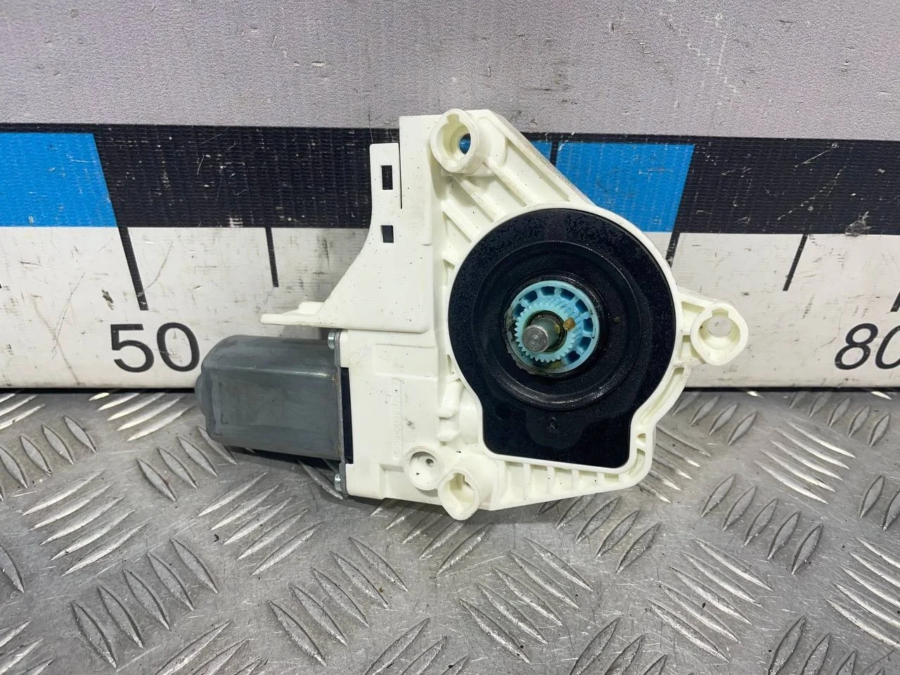 [Б/У] Моторчик стеклоподъемника передний левый [Код: 00583253 ]