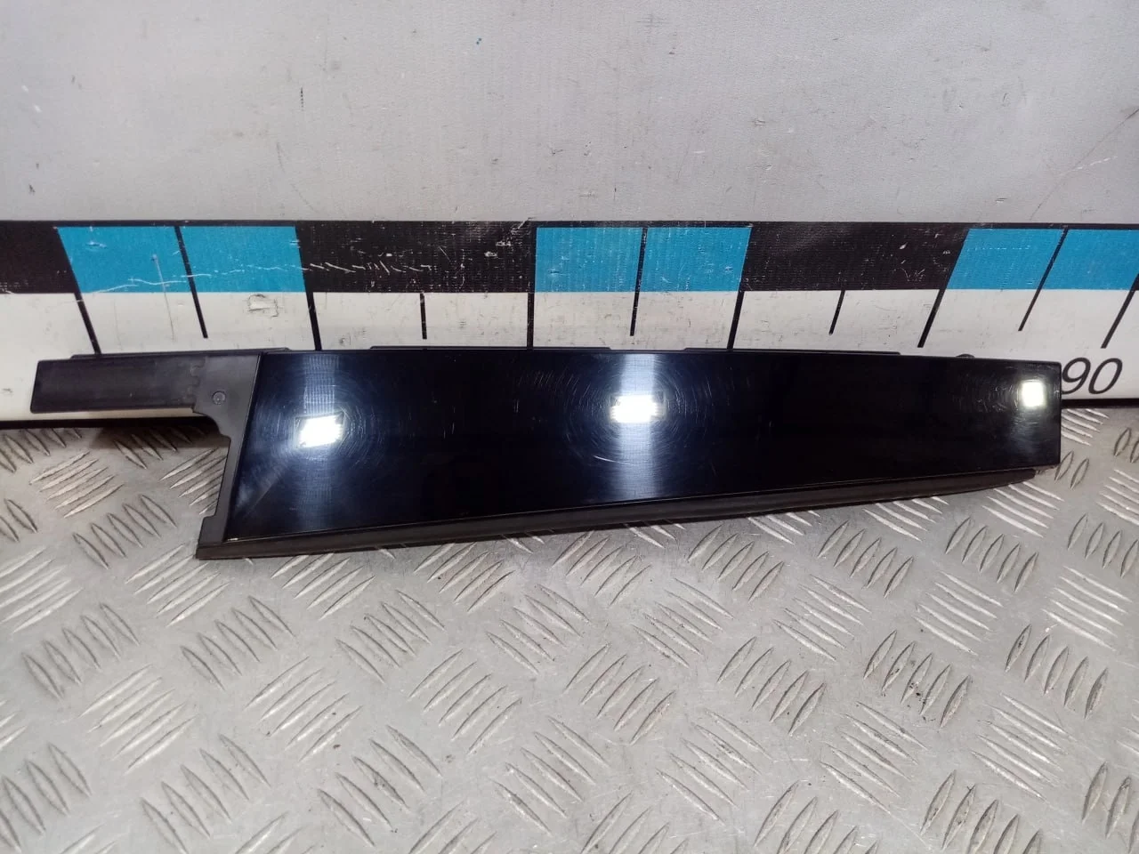 [Б/У] Накладка двери задней правой вертикальная - Мелкие царапинки [ХОРОШЕЕ] [Код: 00568228 ]