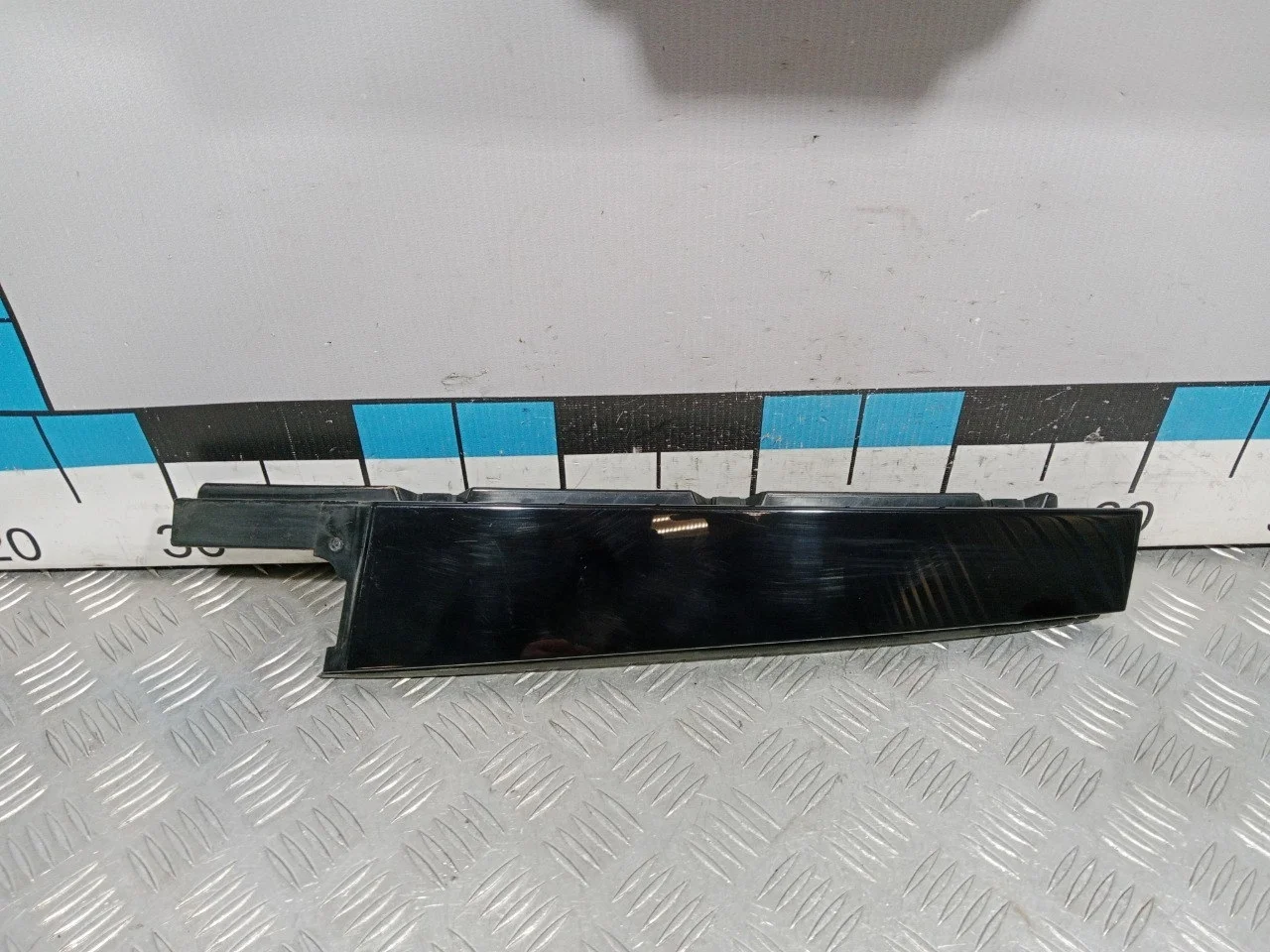 [Б/У] Накладка двери задней правой вертикальная - Потертости [ХОРОШЕЕ] [Код: 00579699 ]