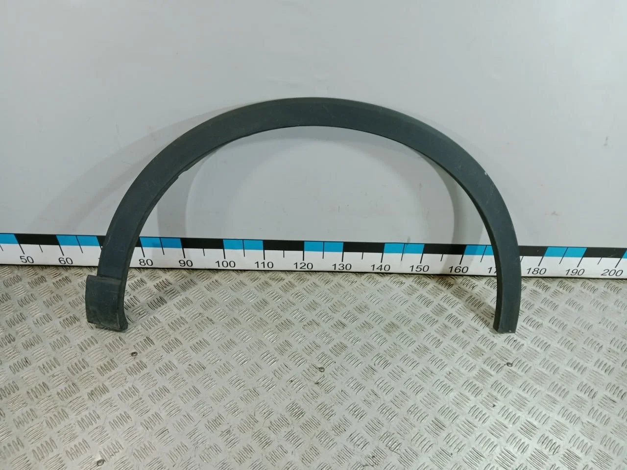 [Б/У] Накладка передней правой колесной арки - Мелкие царапины [ХОРОШЕЕ] [Код: 00673998 ]