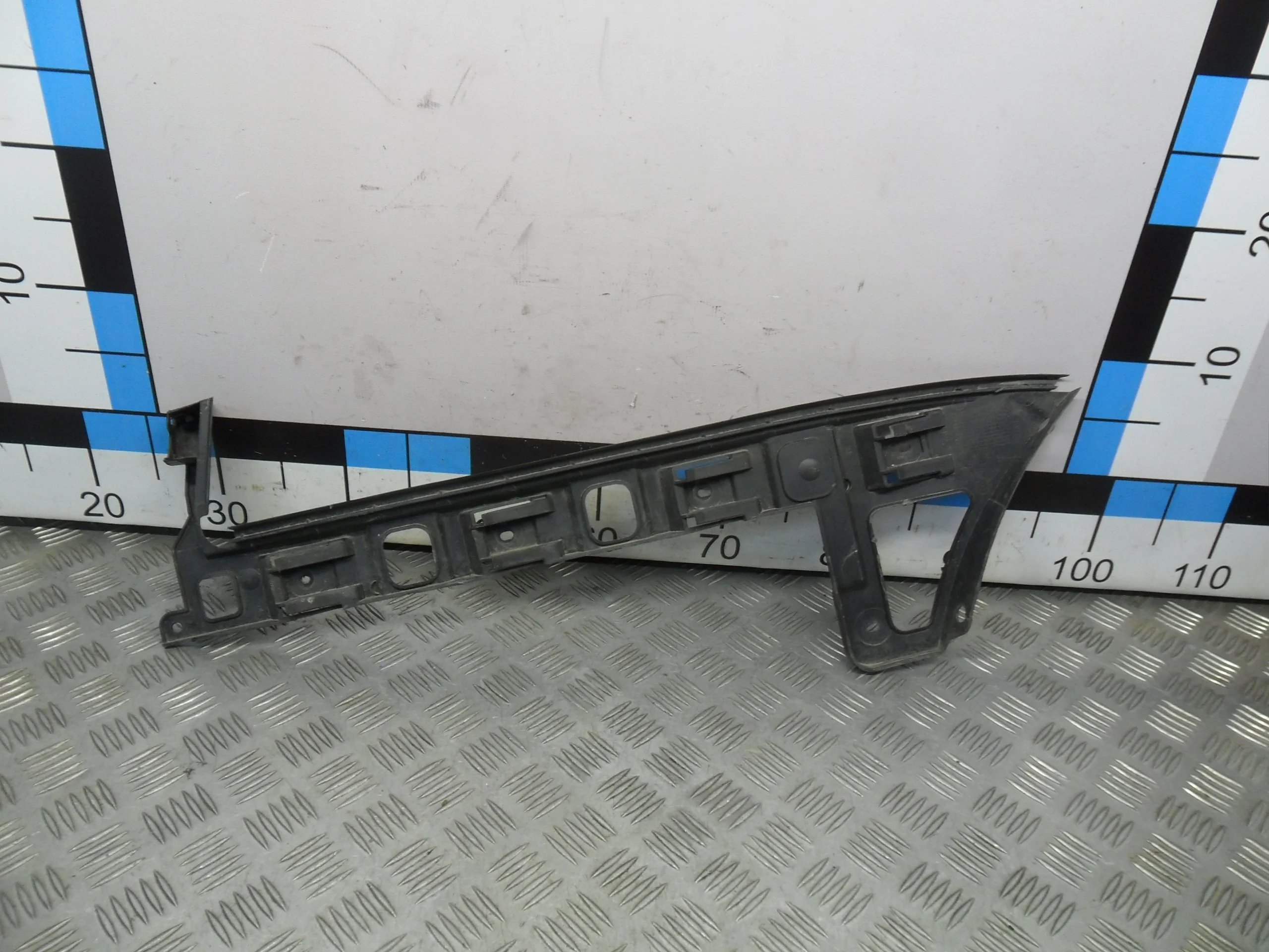 [Б/У] Направляющая заднего бампера правая [Код: 00367508 ]