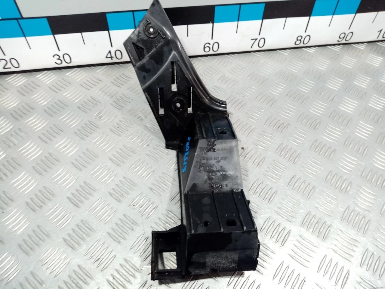 [Б/У] Направляющая заднего бампера правая - Скол пластика [Незначительные дефекты] [Код: 00615738 ]