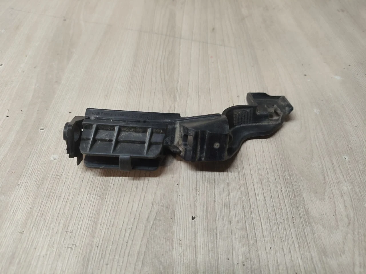 [Б/У] Направляющая заднего бампера правая (универсал) Audi A4 [Код: 00342729 ]