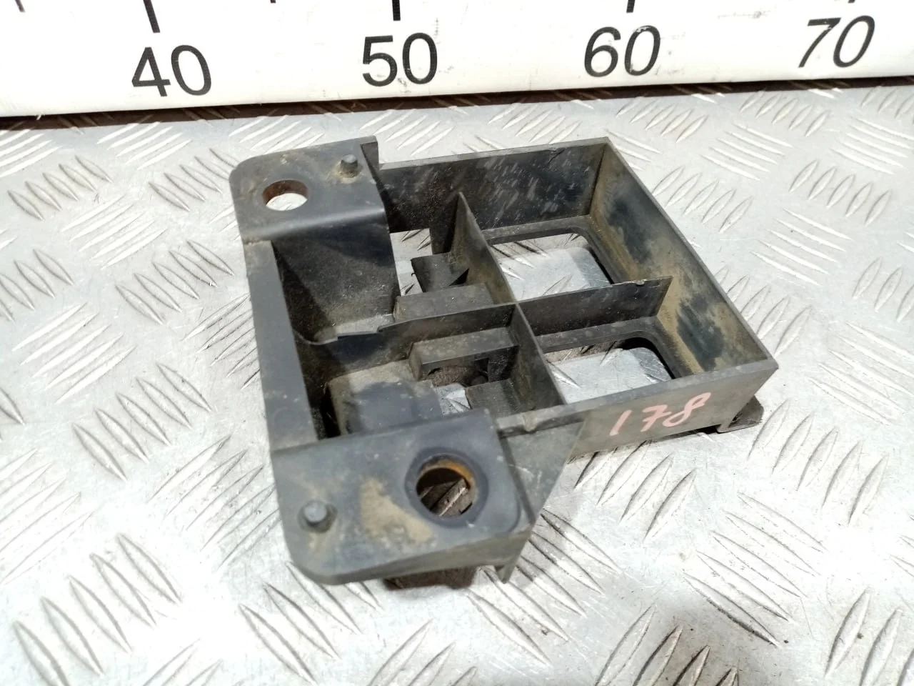 [Б/У] Направляющая переднего бампера правая [Код: 00680148 ]