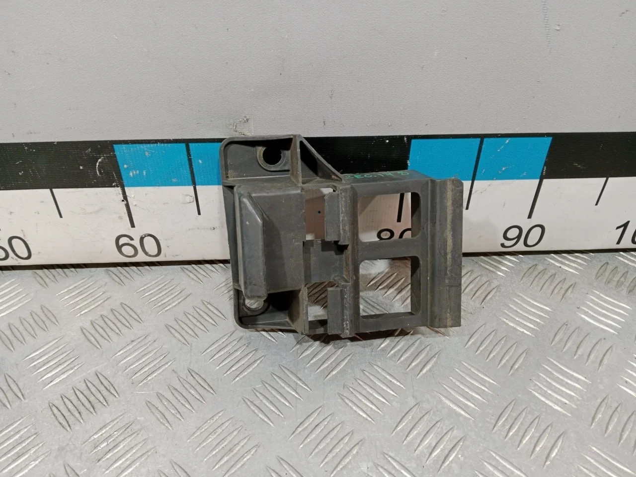 [Б/У] Направляющая переднего бампера правая [Код: 00682111 ]