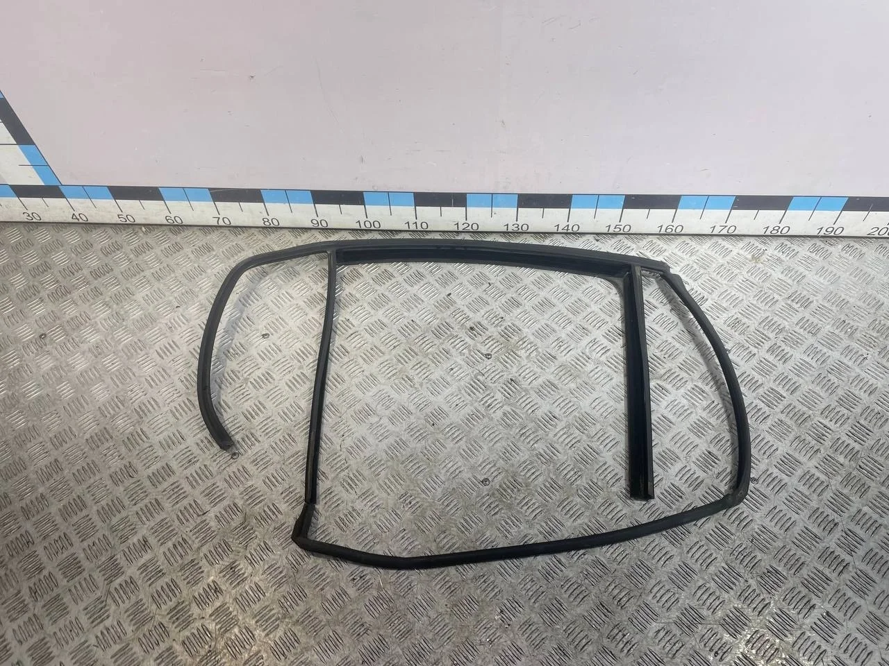 [Б/У] Направляющая стекла двери [Код: 00594784 ]