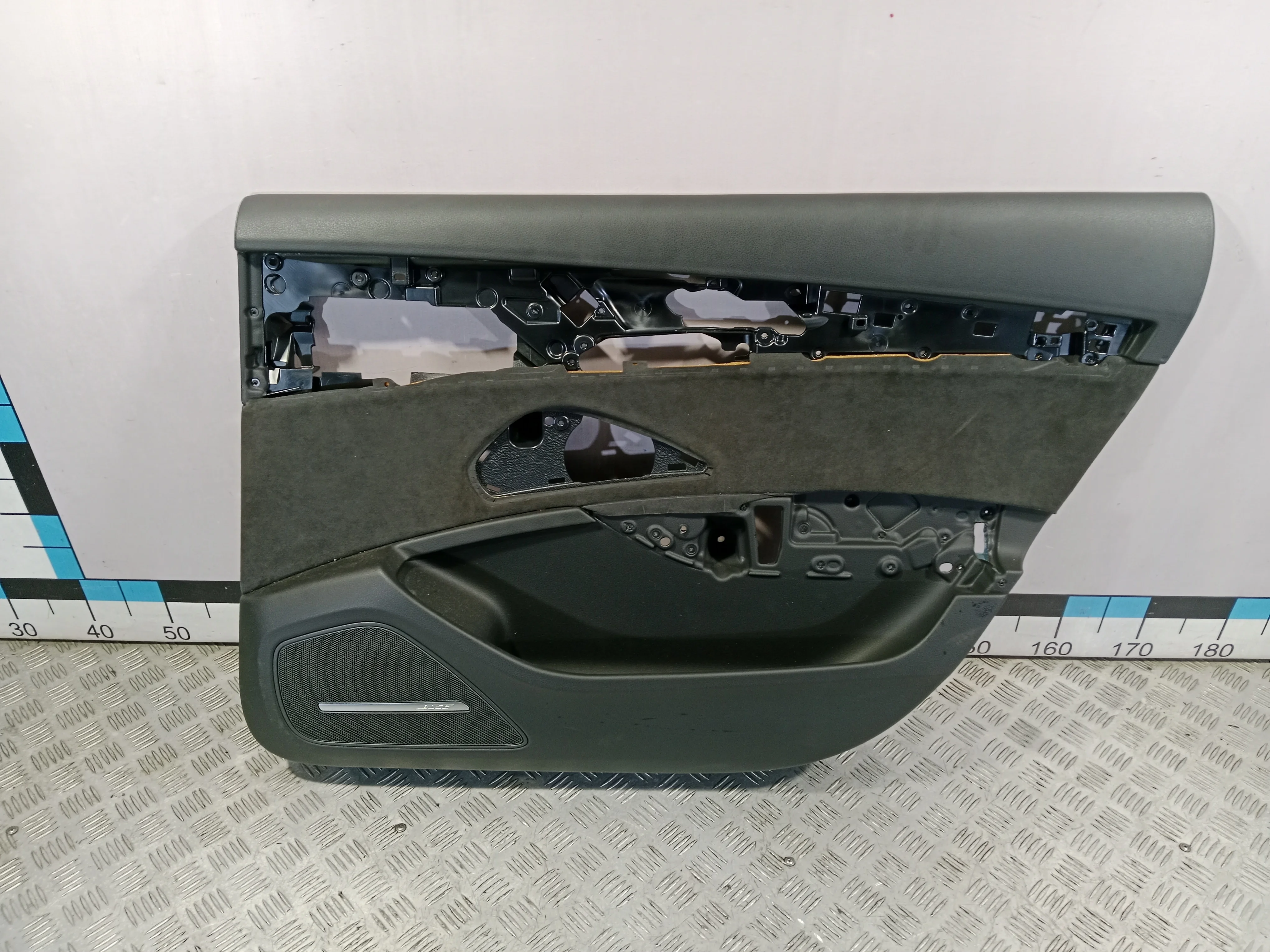 [Б/У] Обшивка задней правой двери Audi A8 2010-2018 [Код: 00499226 ]