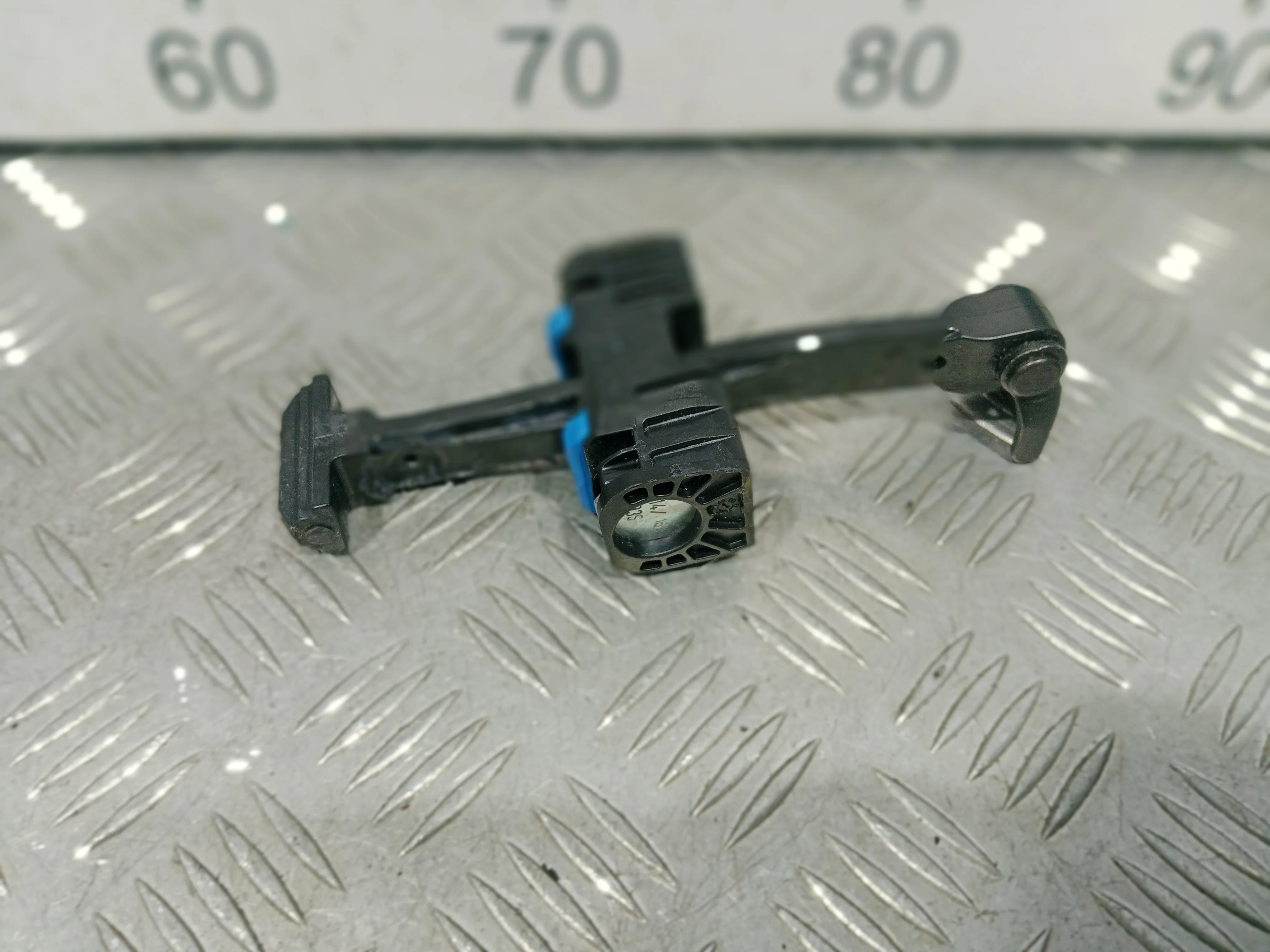 [Б/У] Ограничитель задней двери Audi A8 2010-2018 [Код: 00503699 ]