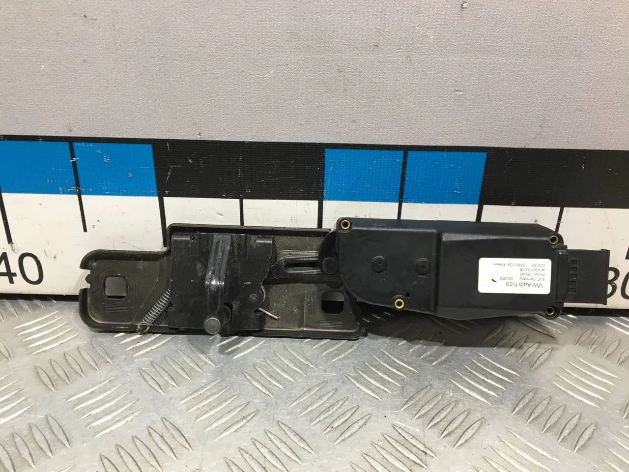 [Б/У] Ответная часть замка багажника [Код: 00675735 ]