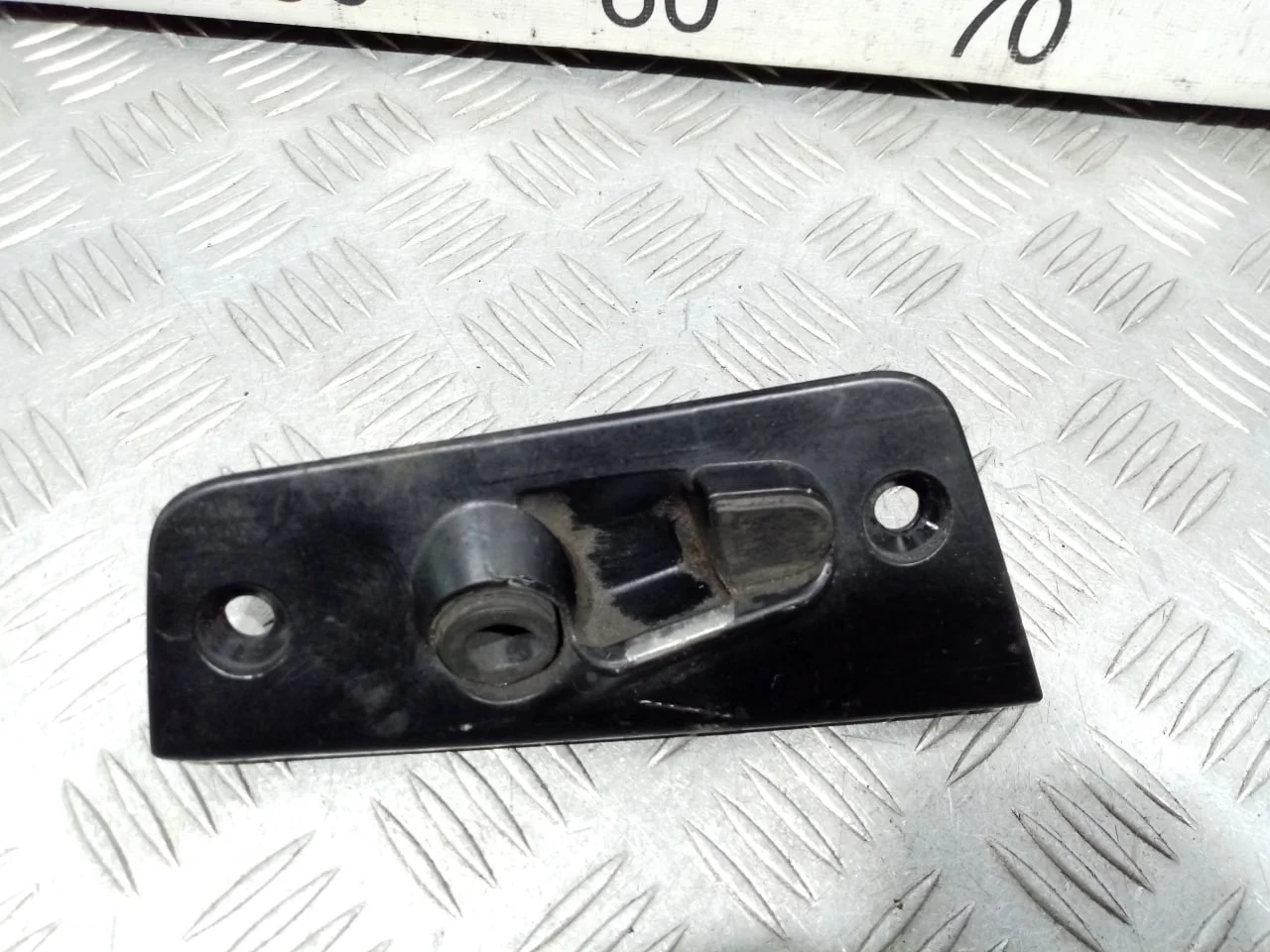 [Б/У] Ответная часть замка двери правой [Код: 00683203 ]