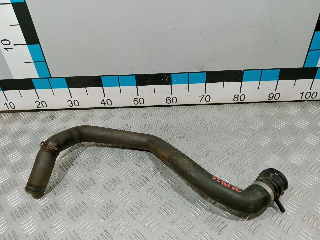 [Б/У] Патрубок радиатора VW TOUAREG (2010>) [Код: 00674225 ]