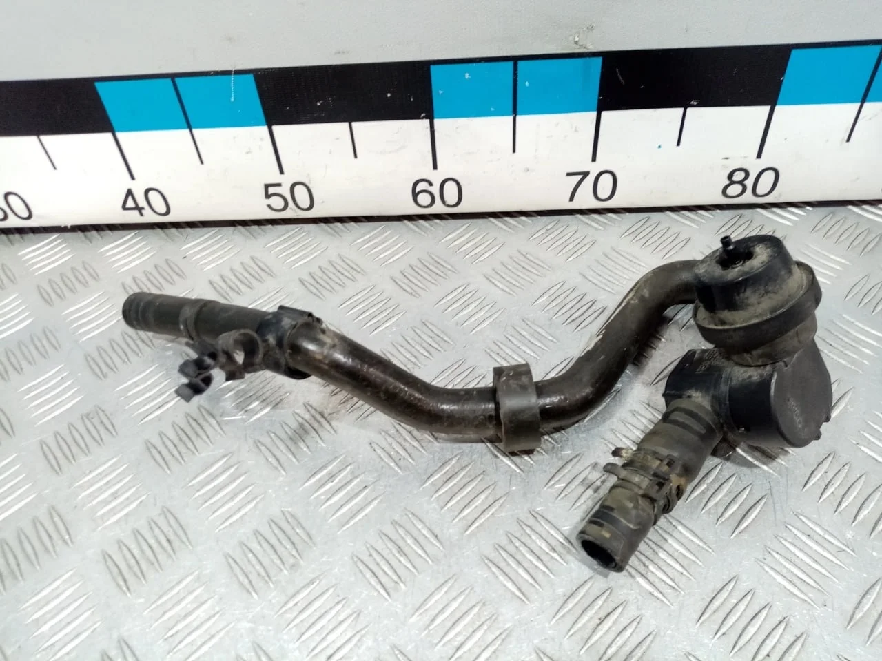 [Б/У] Патрубок с клапаном отопителя - (Состояние: 1J0819809) [Код: 00640393 ]