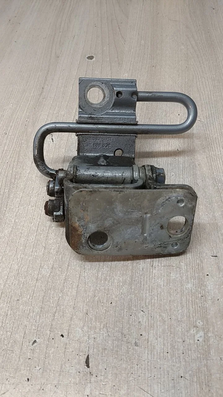 [Б/У] Петля двери задней левой нижняя VW Passat [Код: 00676059 ]