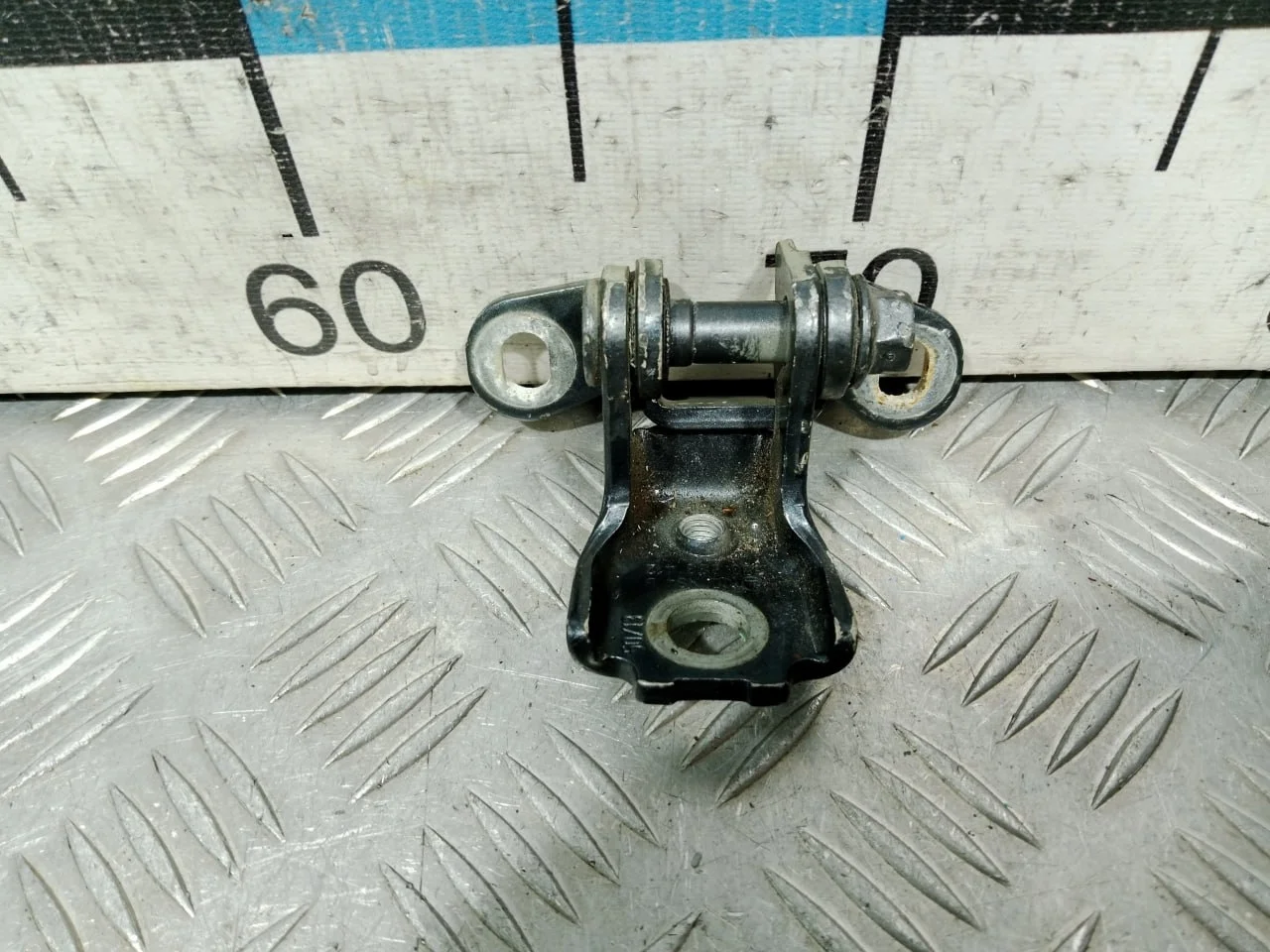 [Б/У] Петля двери перед=зад прав ниж Skoda [Код: 00599158 ]