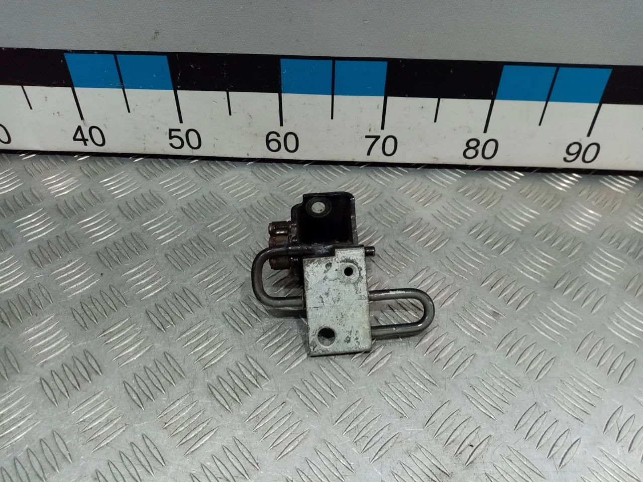 [Б/У] Петля двери передней левой нижняя [Код: 00648926 ]