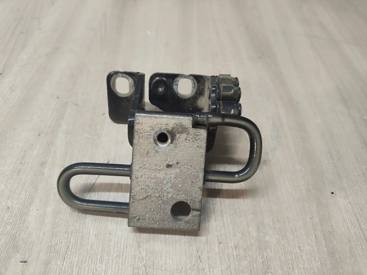 [Б/У] Петля двери передней правой нижняя Golf V [Код: 00297735 ]