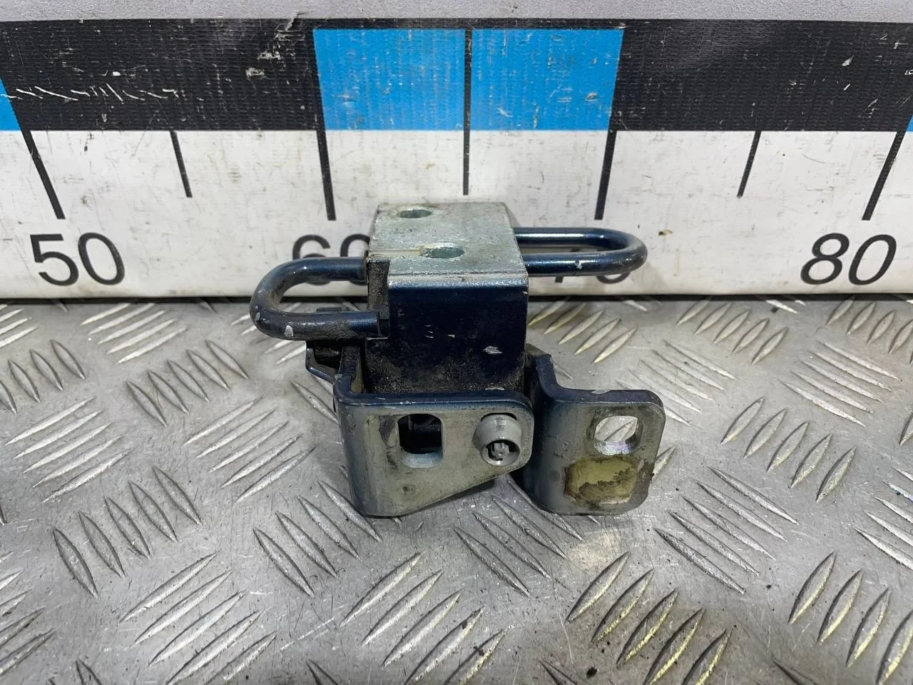 [Б/У] Петля двери передней правой нижняя Golf V [Код: 00533279 ]