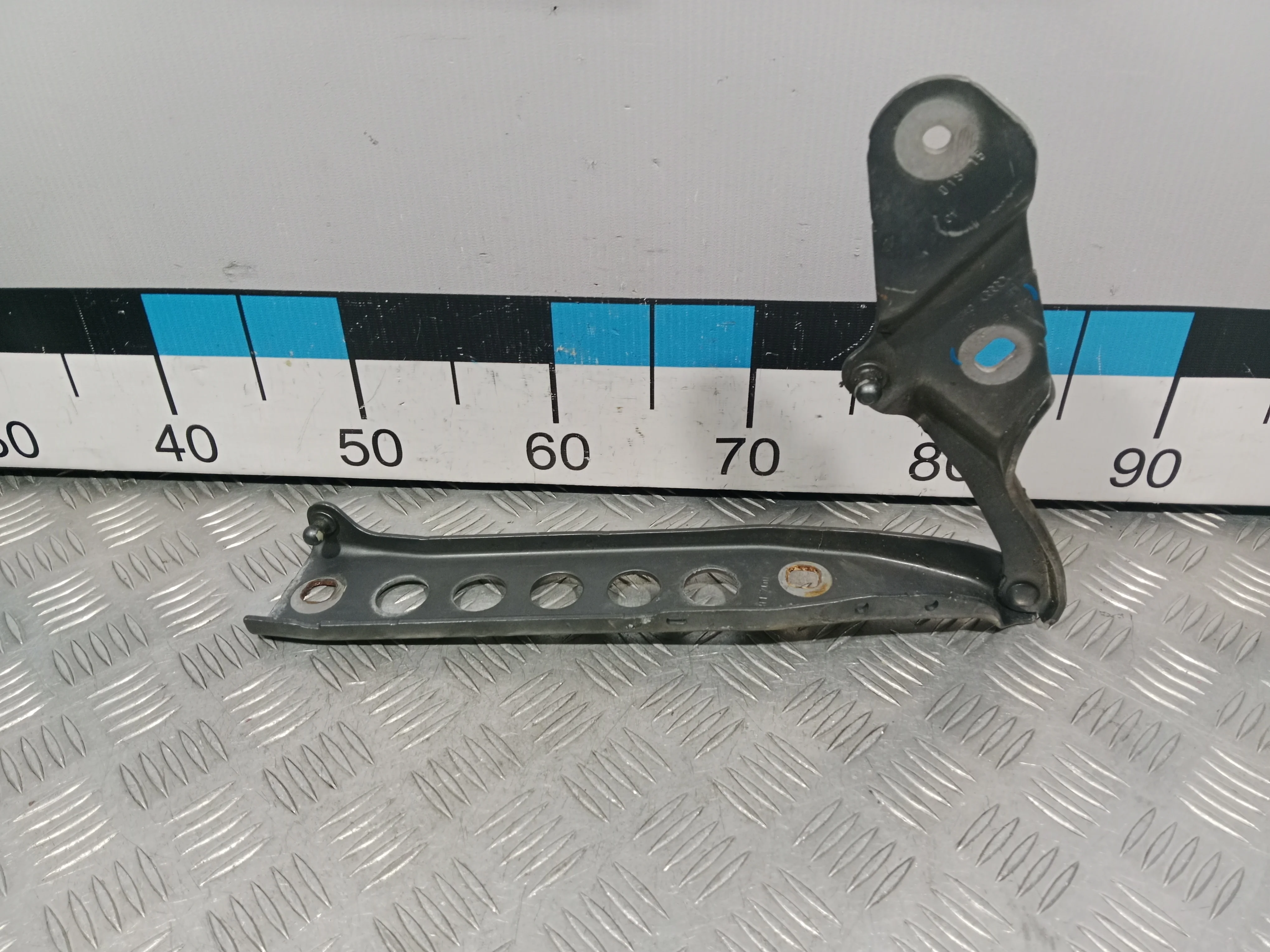 [Б/У] Петля капота левая Audi A8 [Код: 00476515 ]