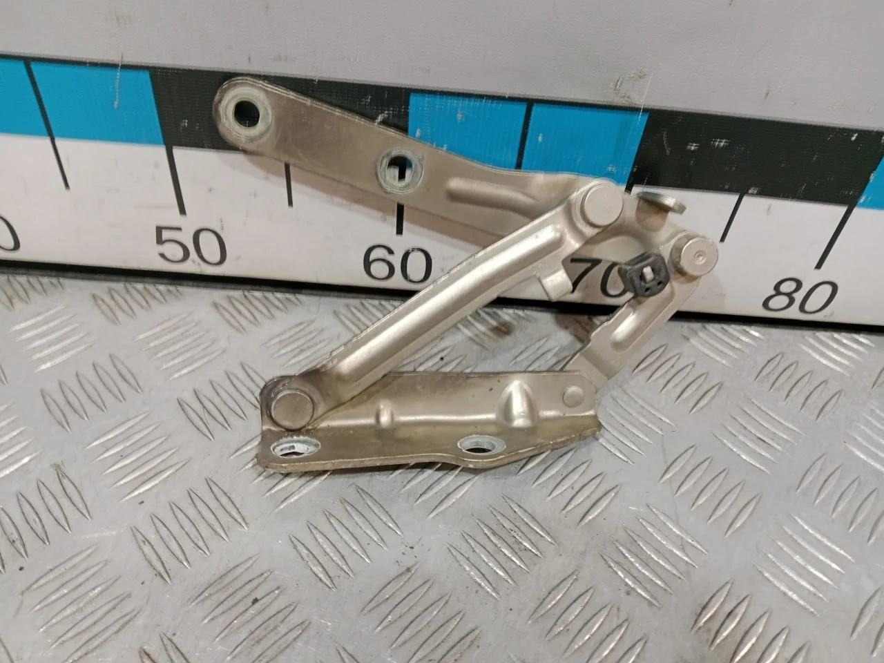 [Б/У] Петля капота правая VW Transporter T5 [Код: 00676868 ]