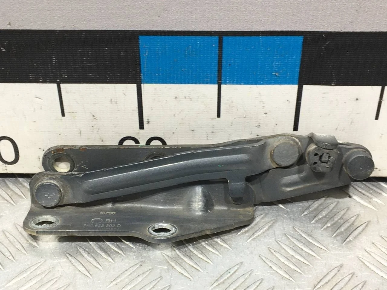 [Б/У] Петля капота правая VW Transporter T5 [Код: 00684410 ]