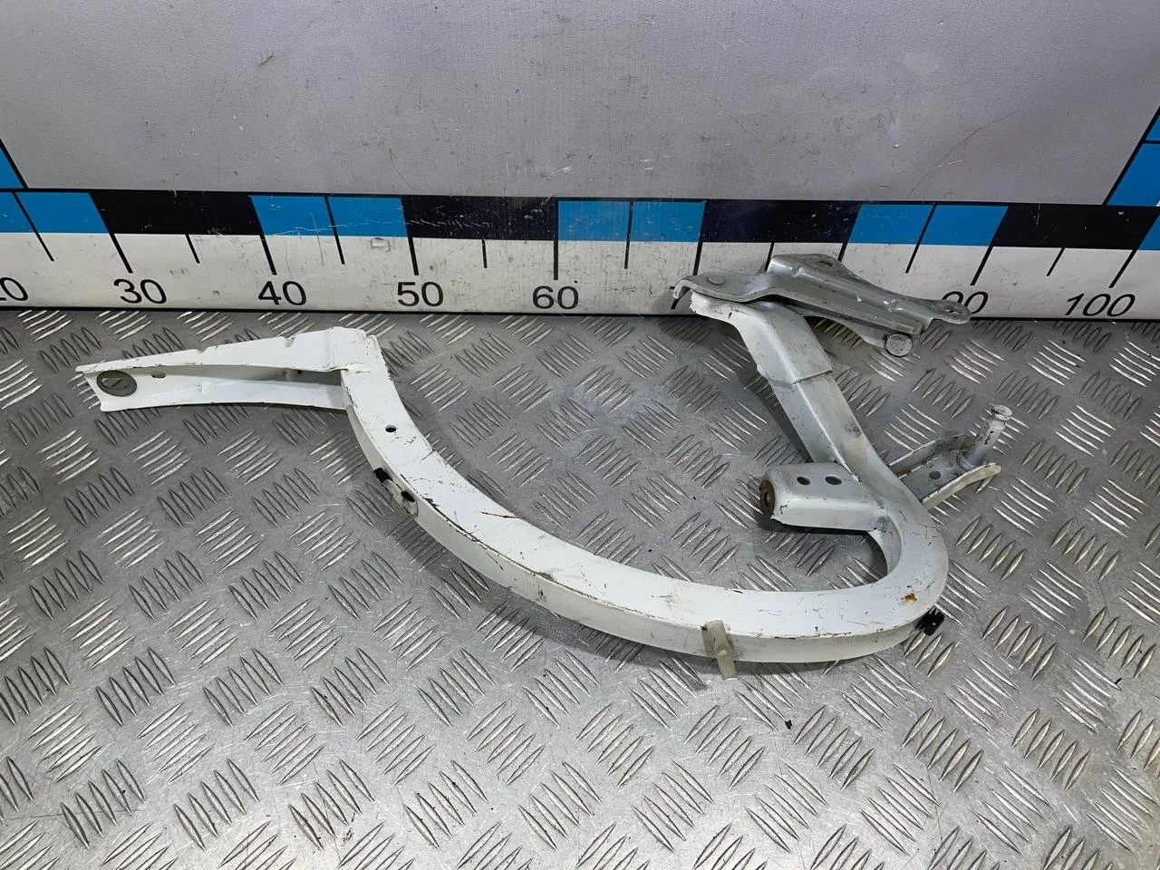 [Б/У] Петля крышки багажника Audi A6 [Код: 00574718 ]