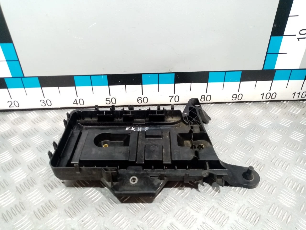 [Б/У] Площадка под АКБ - Дефект 2 креплений [Незначительные дефекты] [Код: 00639479 ]