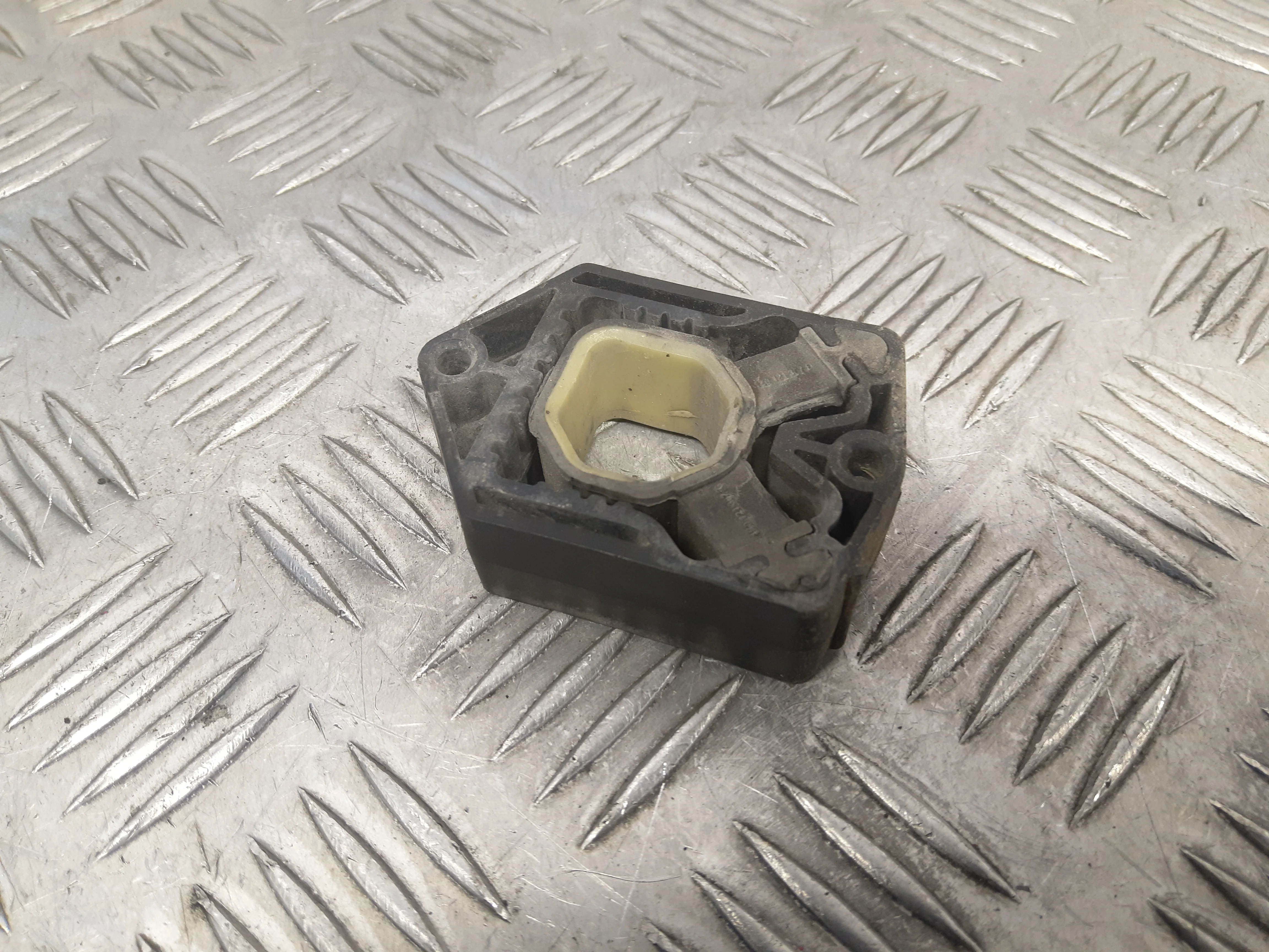 [Б/У] Подушка радиатора верхняя VAG [Код: 00303036 ]