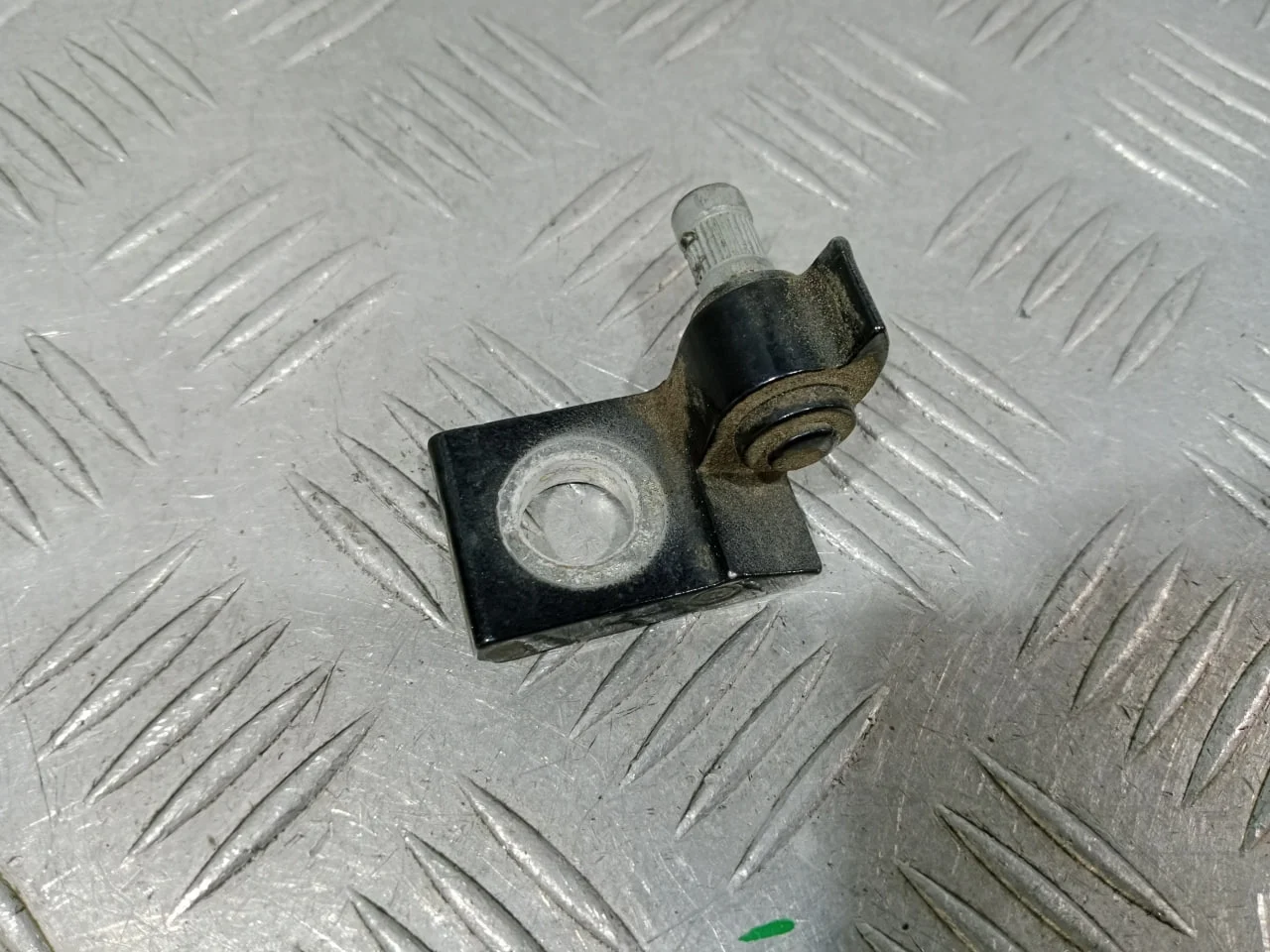 [Б/У] Половина дверной петли верхняя часть [Код: 00665916 ]