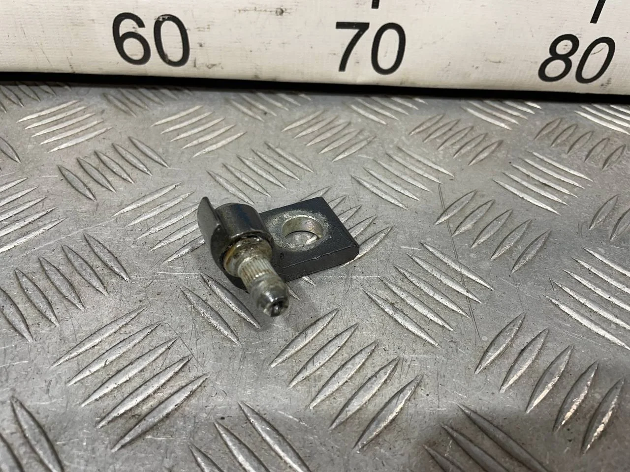 [Б/У] Половина петли двери верхняя часть [Код: 00673633 ]