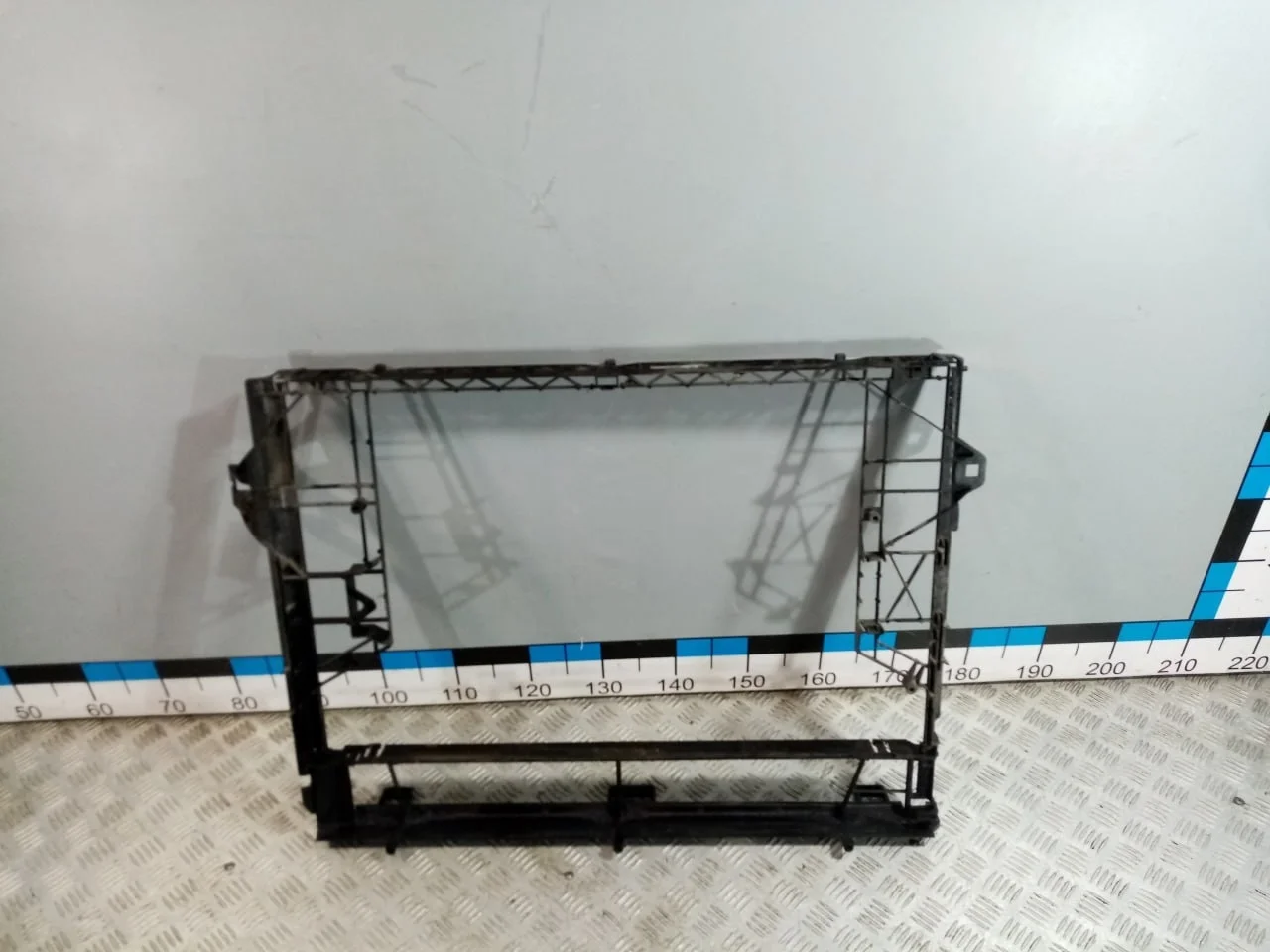 [Б/У] Рамка радиатора Touareg [Код: 00657742 ]