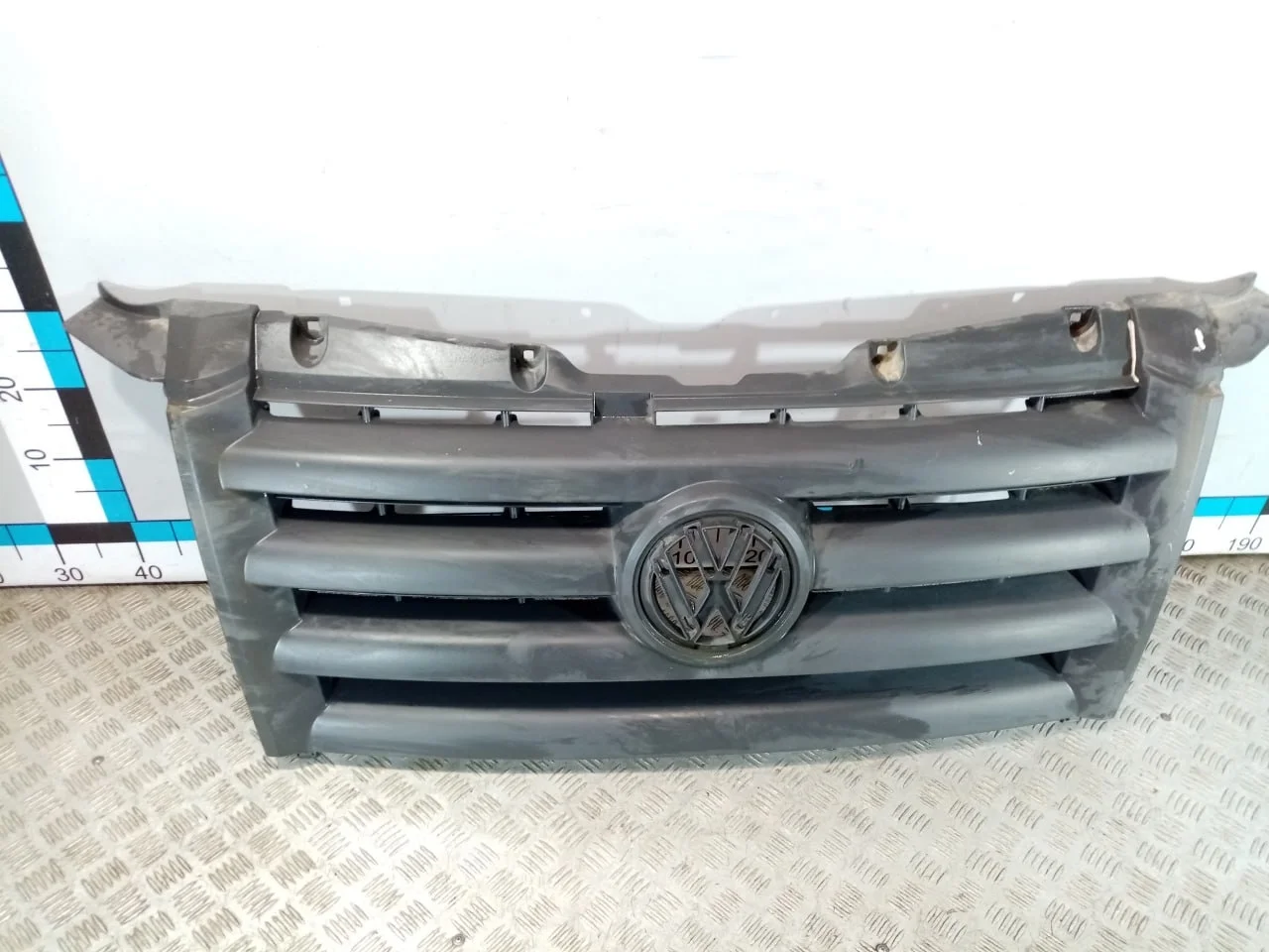 [Б/У] Решетка радиатора - (Состояние: трещина на 1 перегородке) [ХОРОШЕЕ] [Код: 00681364 ]