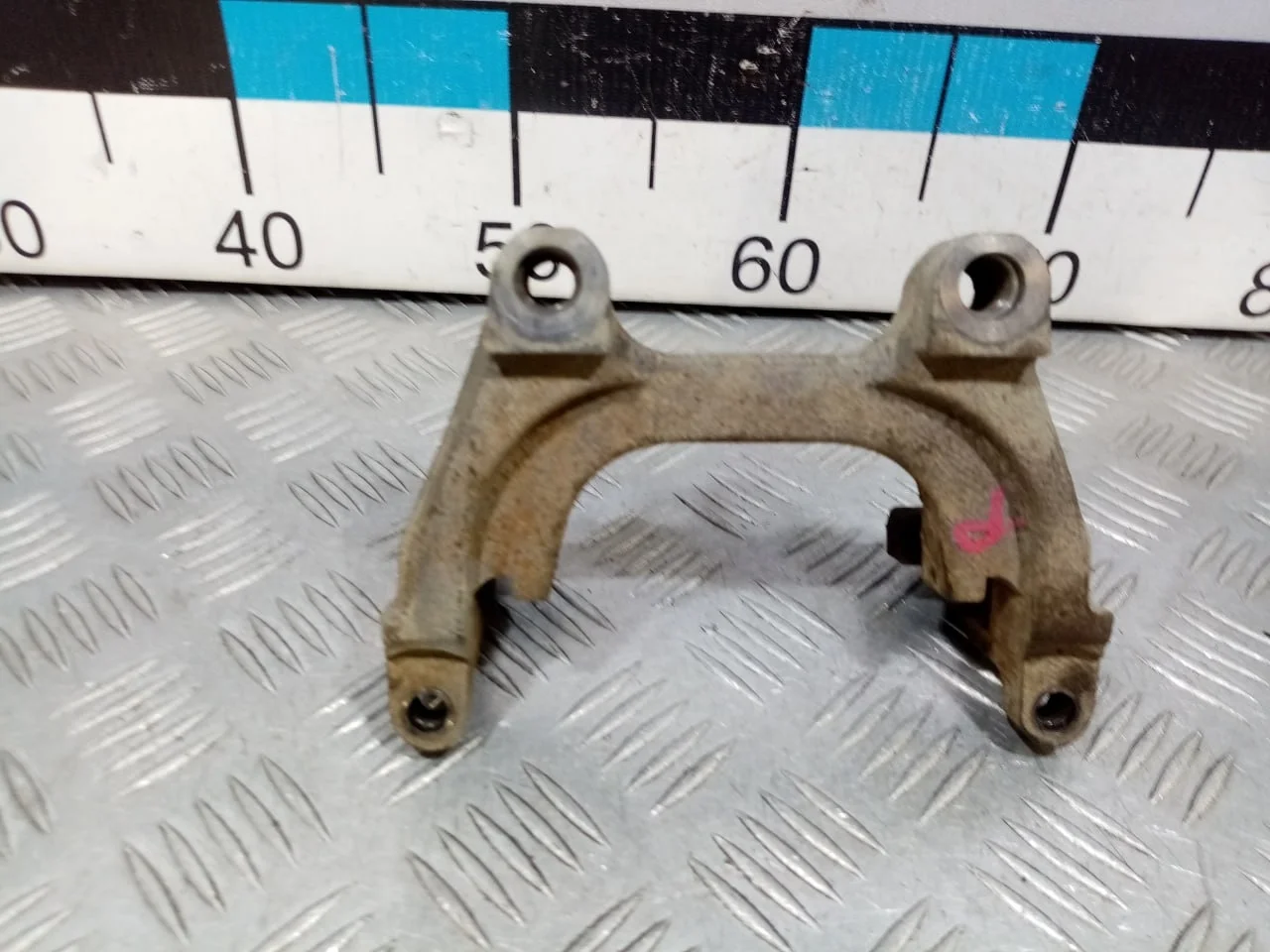 [Б/У] Скоба суппорта заднего [Код: 00516927 ]