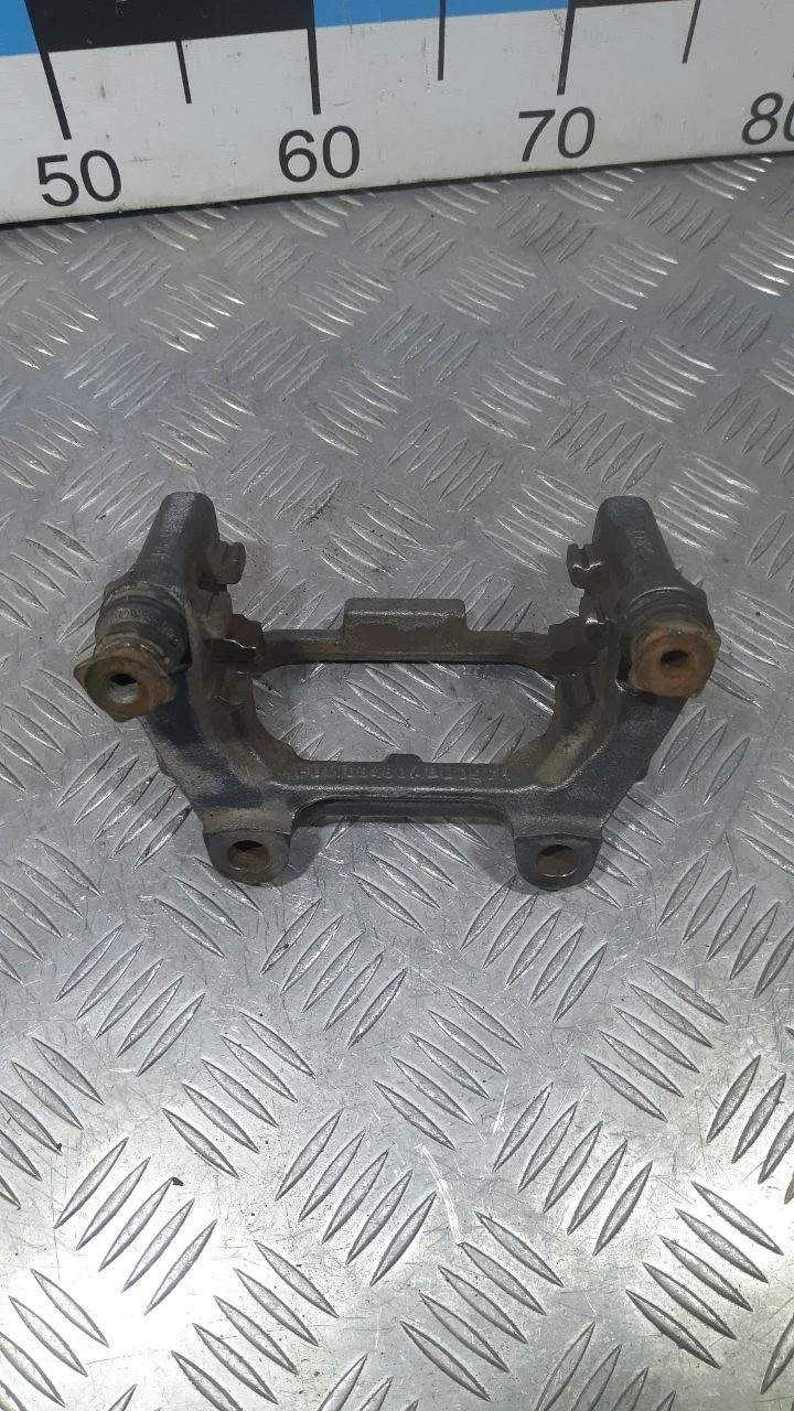 [Б/У] Скоба суппорта заднего левого [Код: 00374496 ]