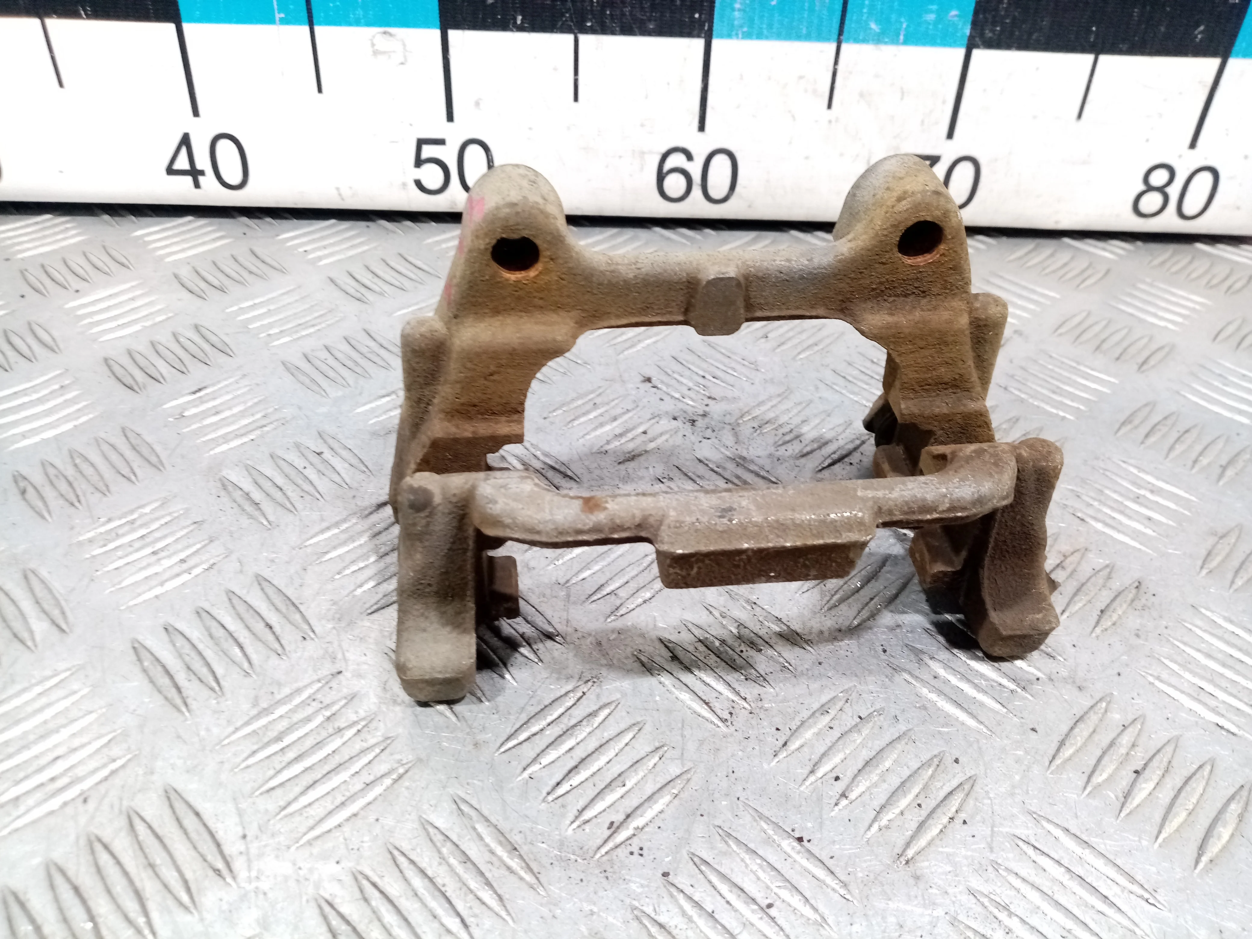 [Б/У] Скоба суппорта заднего левого [Код: 00489748 ]