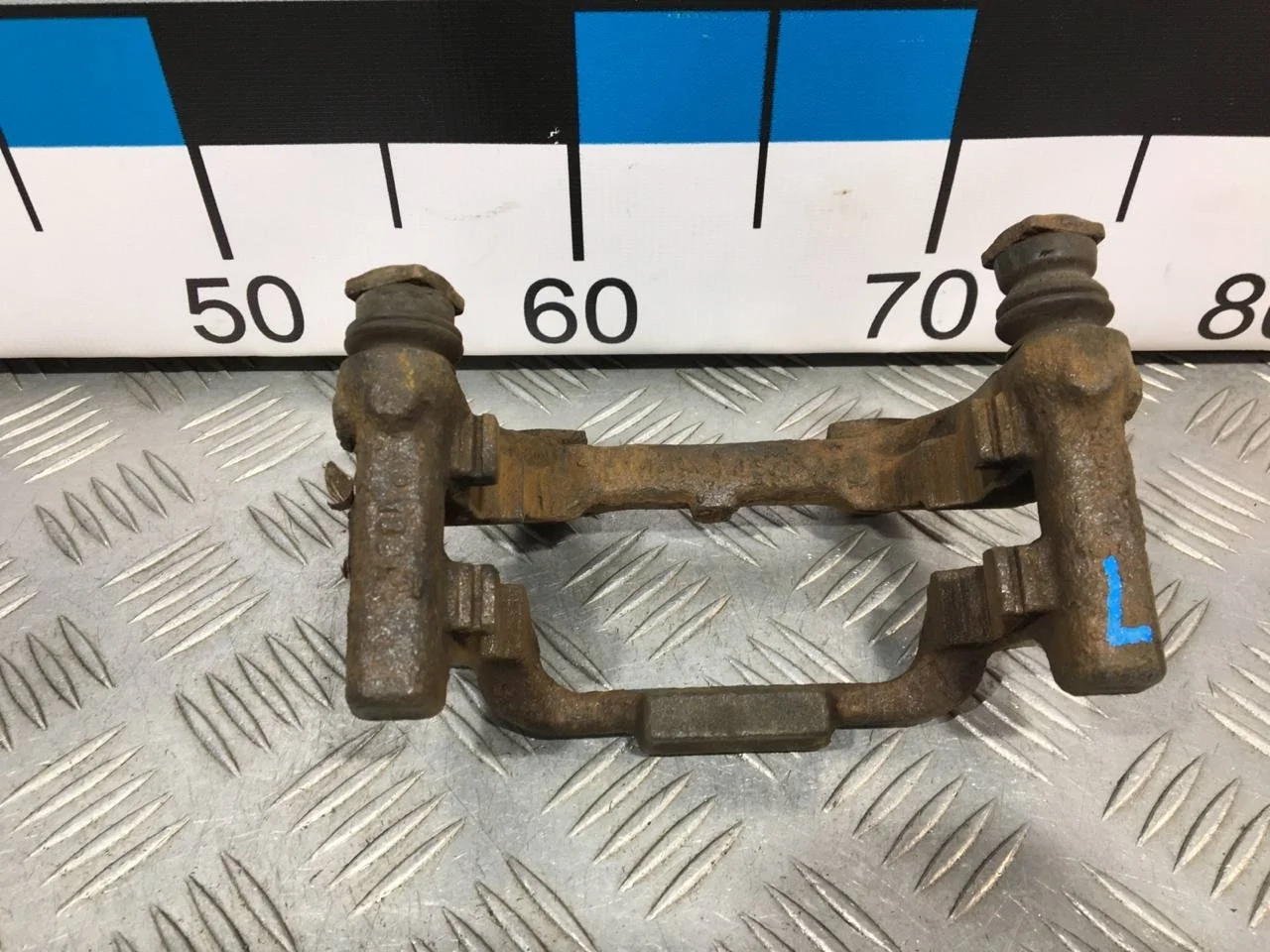 [Б/У] Скоба суппорта заднего левого [Код: 00613844 ]