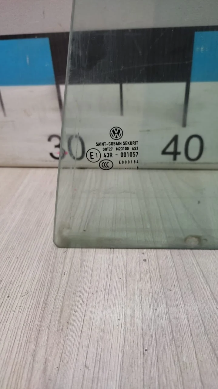 [Б/У] Стекло двери задней левой глухое VW Golf - Зелёное [Код: 00517304 ]