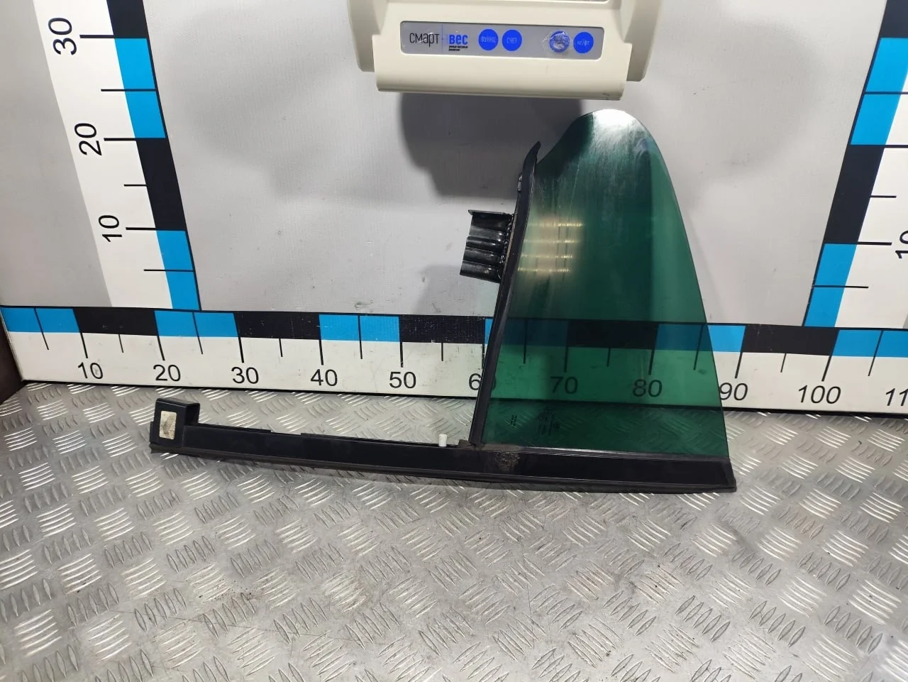 [Б/У] Стекло двери задней правой форточка [Код: 00593764 ]