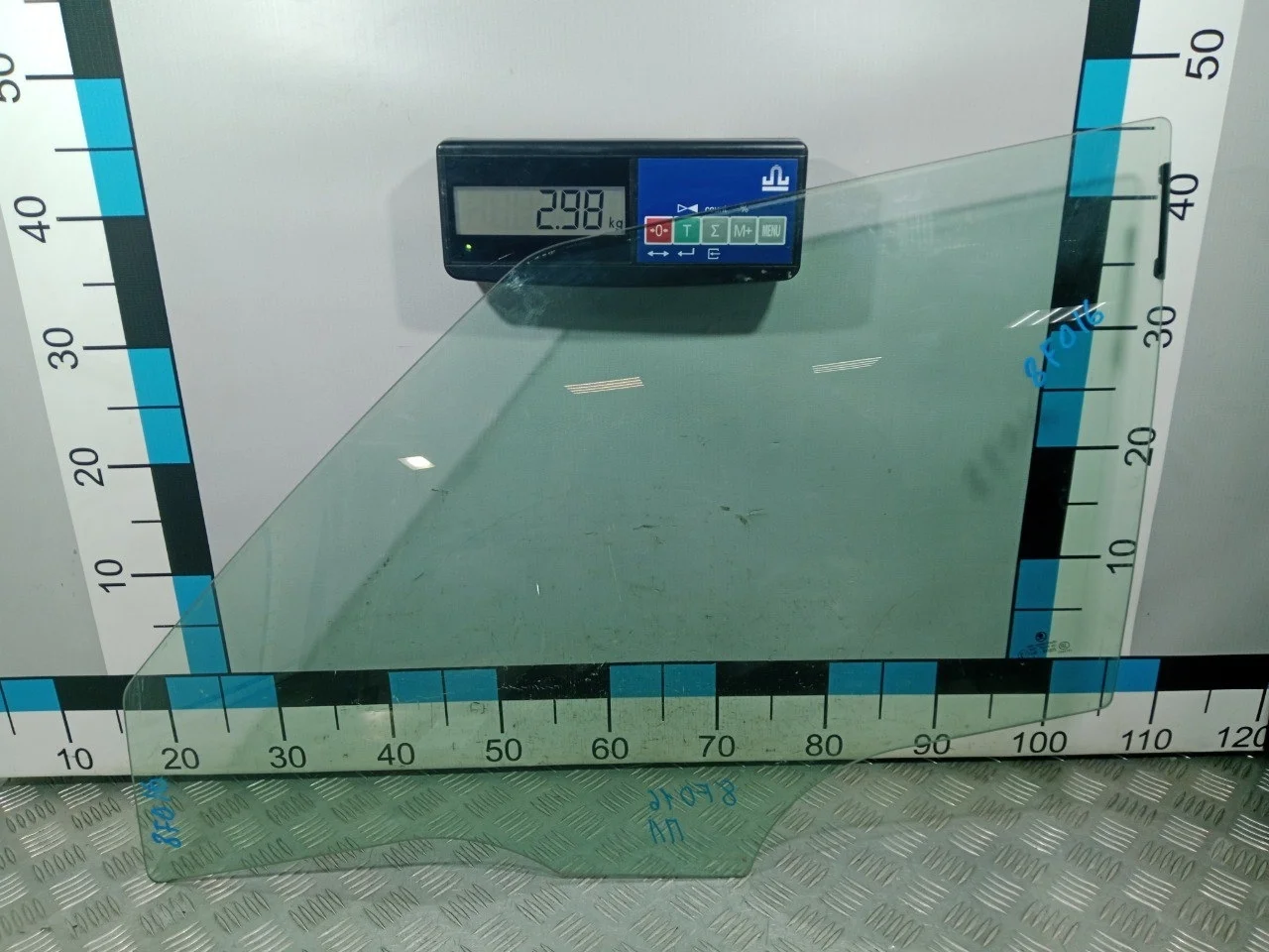 [Б/У] Стекло двери передней левой Fabia - Царапина 5 см [Незначительные дефекты] [Код: 00596554 ]