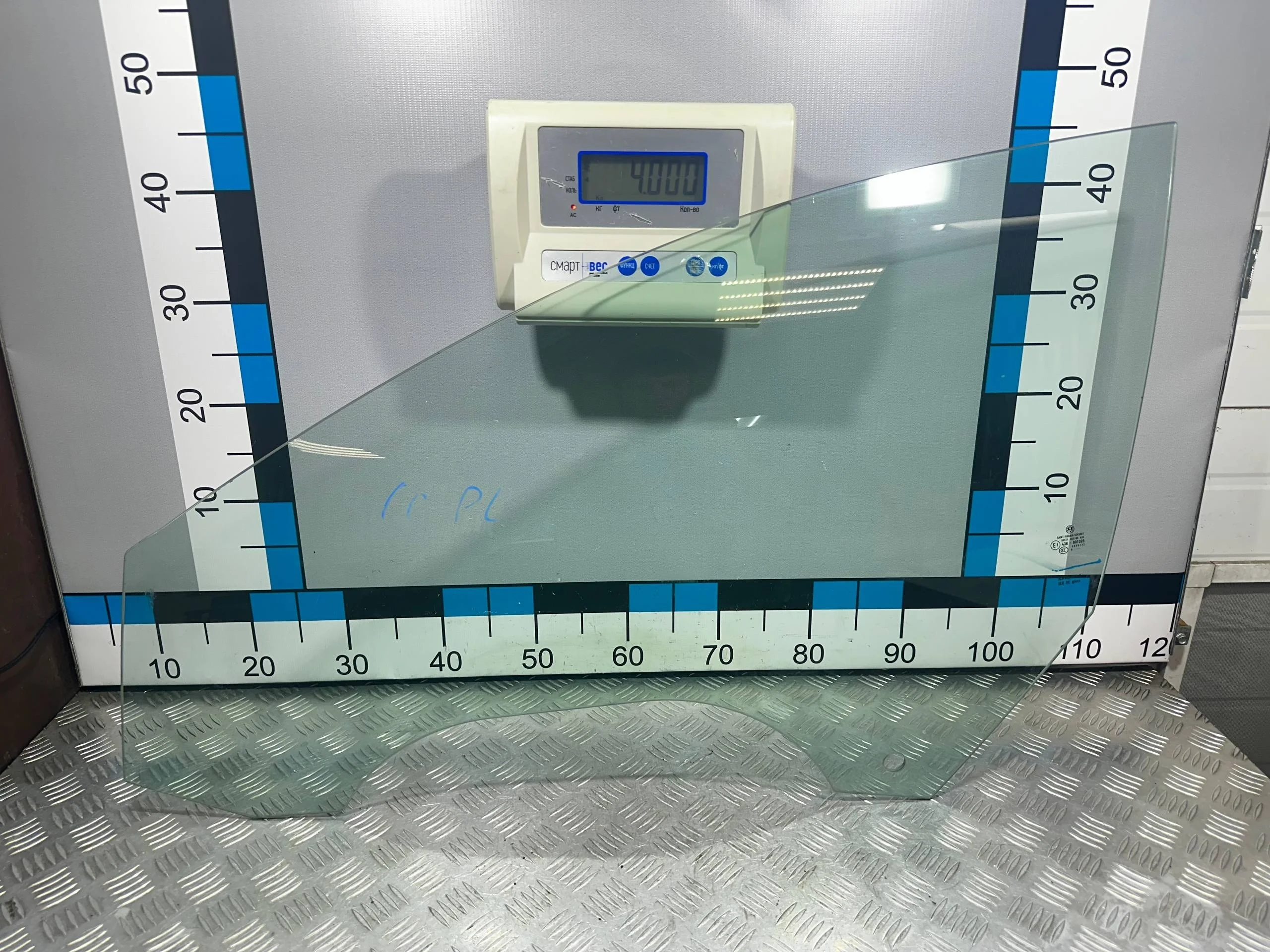 [Б/У] Стекло двери передней левой VW Passat CC - мелкие царапины [ХОРОШЕЕ] [Код: 00633721 ]