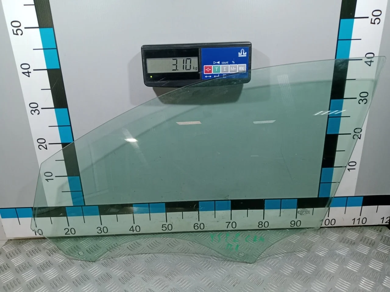 [Б/У] Стекло передней левой двери (зеленое) A4 [Код: 00671123 ]