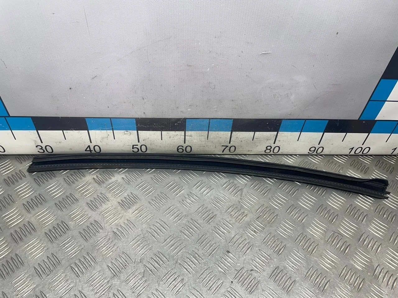 [Б/У] Уплотнитель стекла внутренний Audi A6 [Код: 00583734 ]