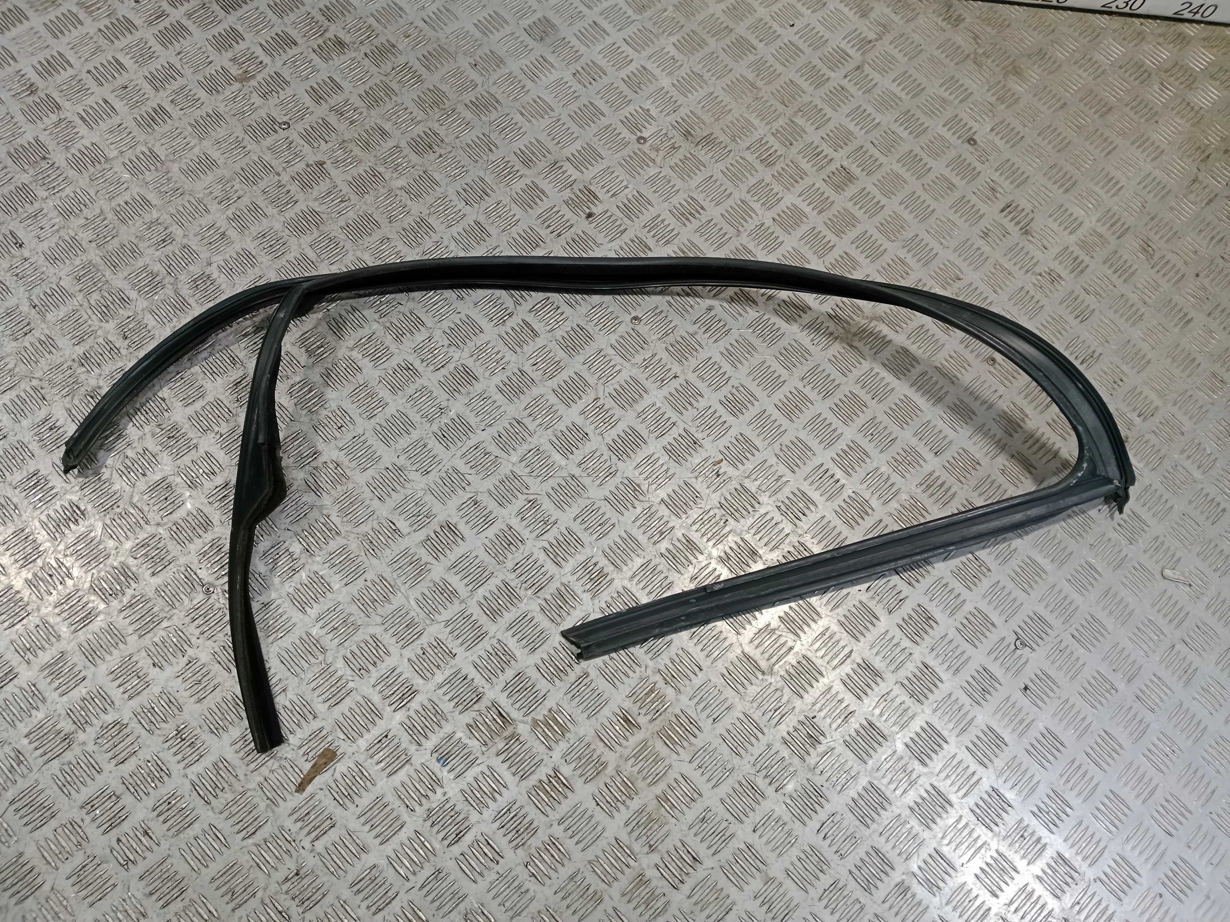 [Б/У] Уплотнитель стекла двери перед правый [Код: 00410992 ]