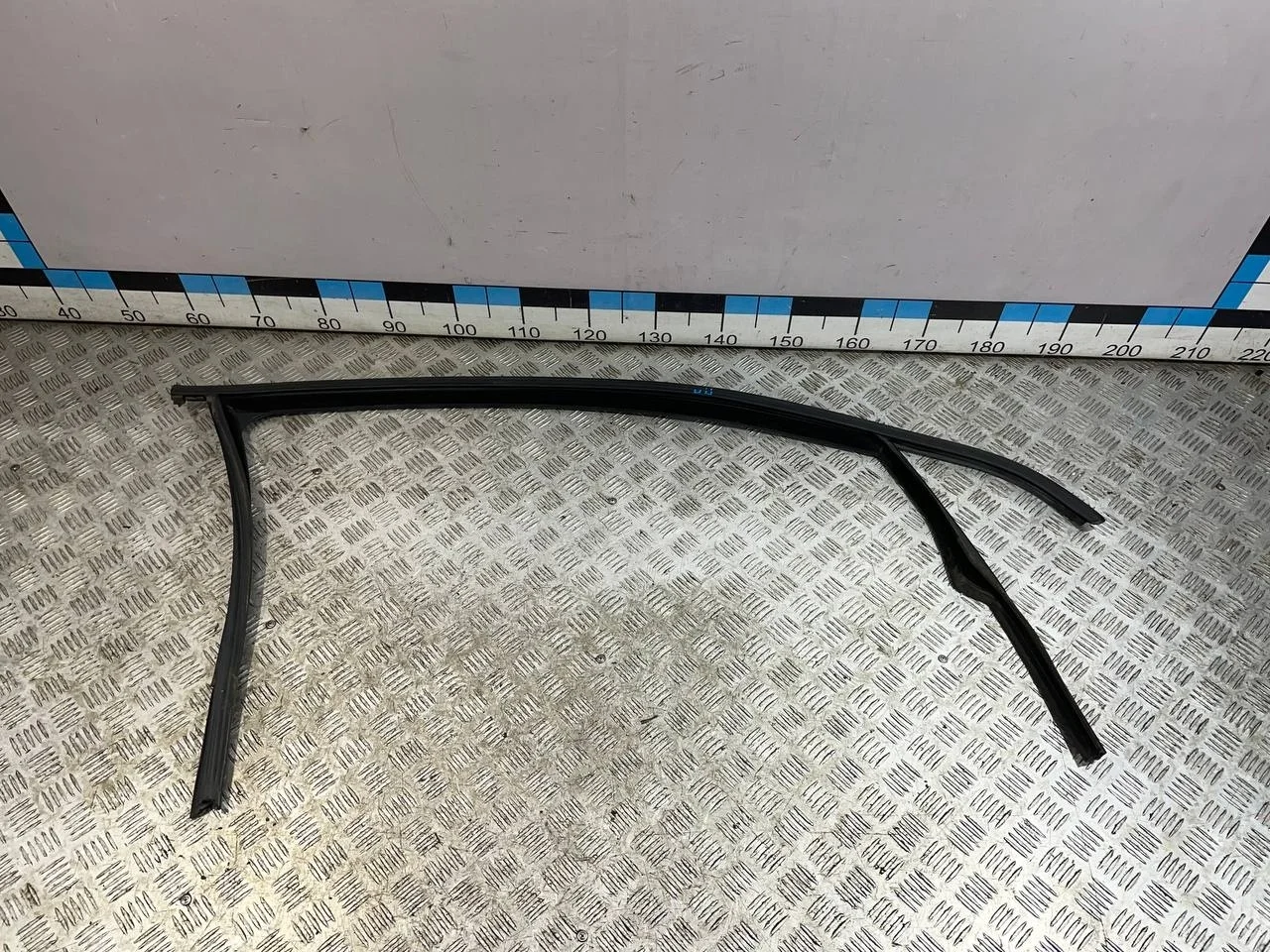 [Б/У] Уплотнитель стекла двери перед правый [Код: 00594336 ]