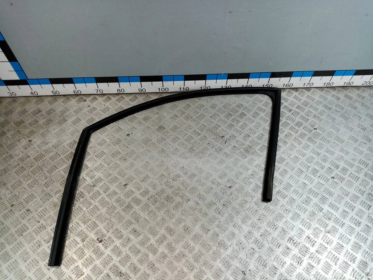 [Б/У] Уплотнитель стекла двери передней левой [Код: 00658794 ]