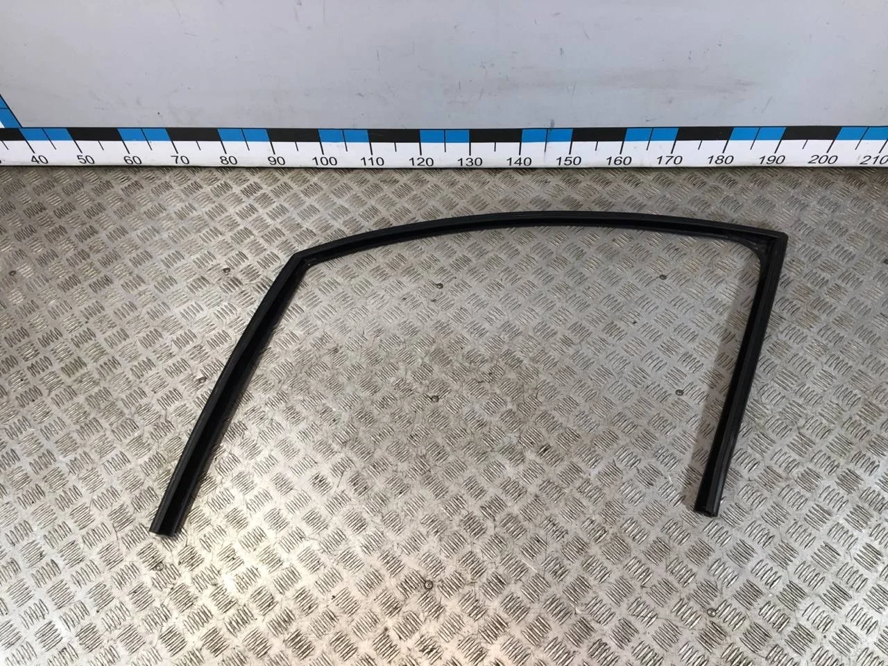 [Б/У] Уплотнитель стекла двери передней левой [Код: 00677340 ]