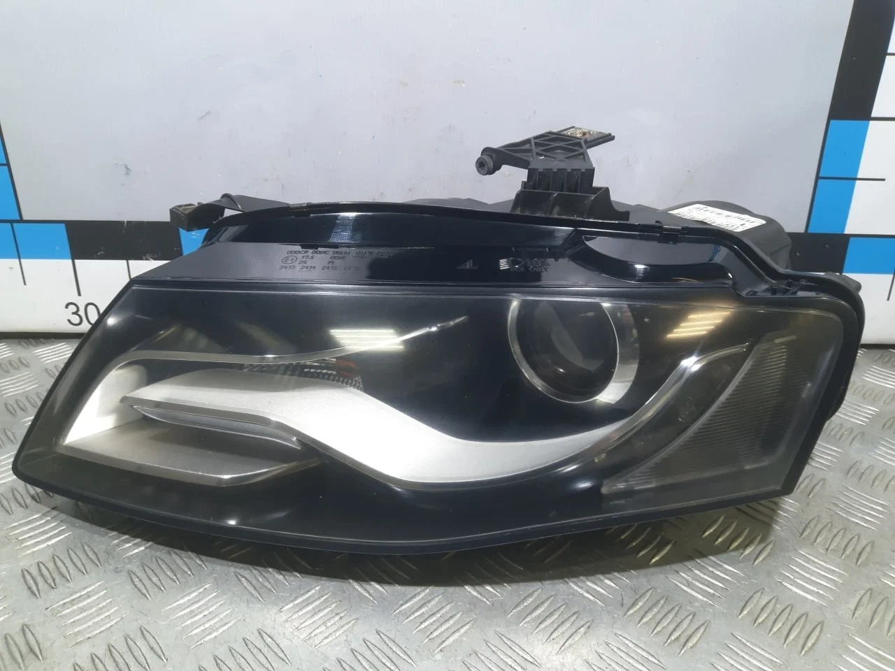 [Б/У] Фара левая Audi A4 B8 правый руль [Код: 00529566 ]