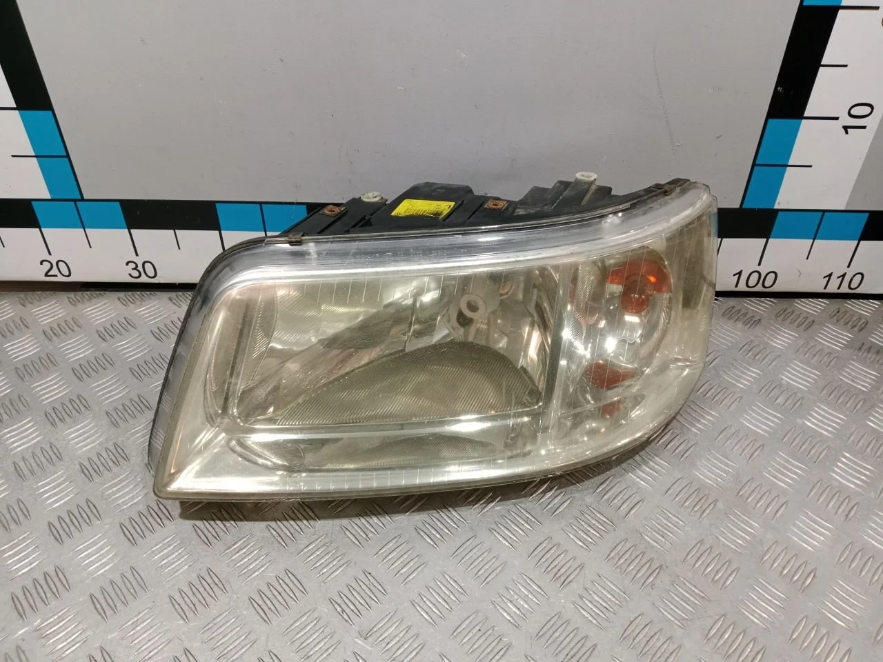 [Б/У] Фара левая галоген VW Transporter T5 - Микро трещины на стекле [ХОРОШЕЕ] [Код: 00676804 ]