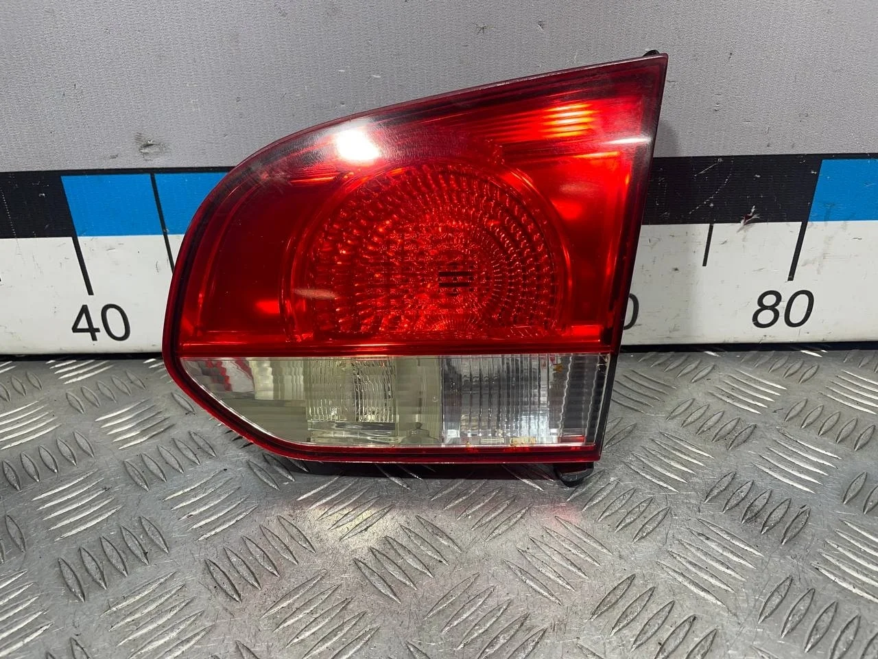 [Б/У] Фонарь задний внутренний правый VW [Код: 00528173 ]