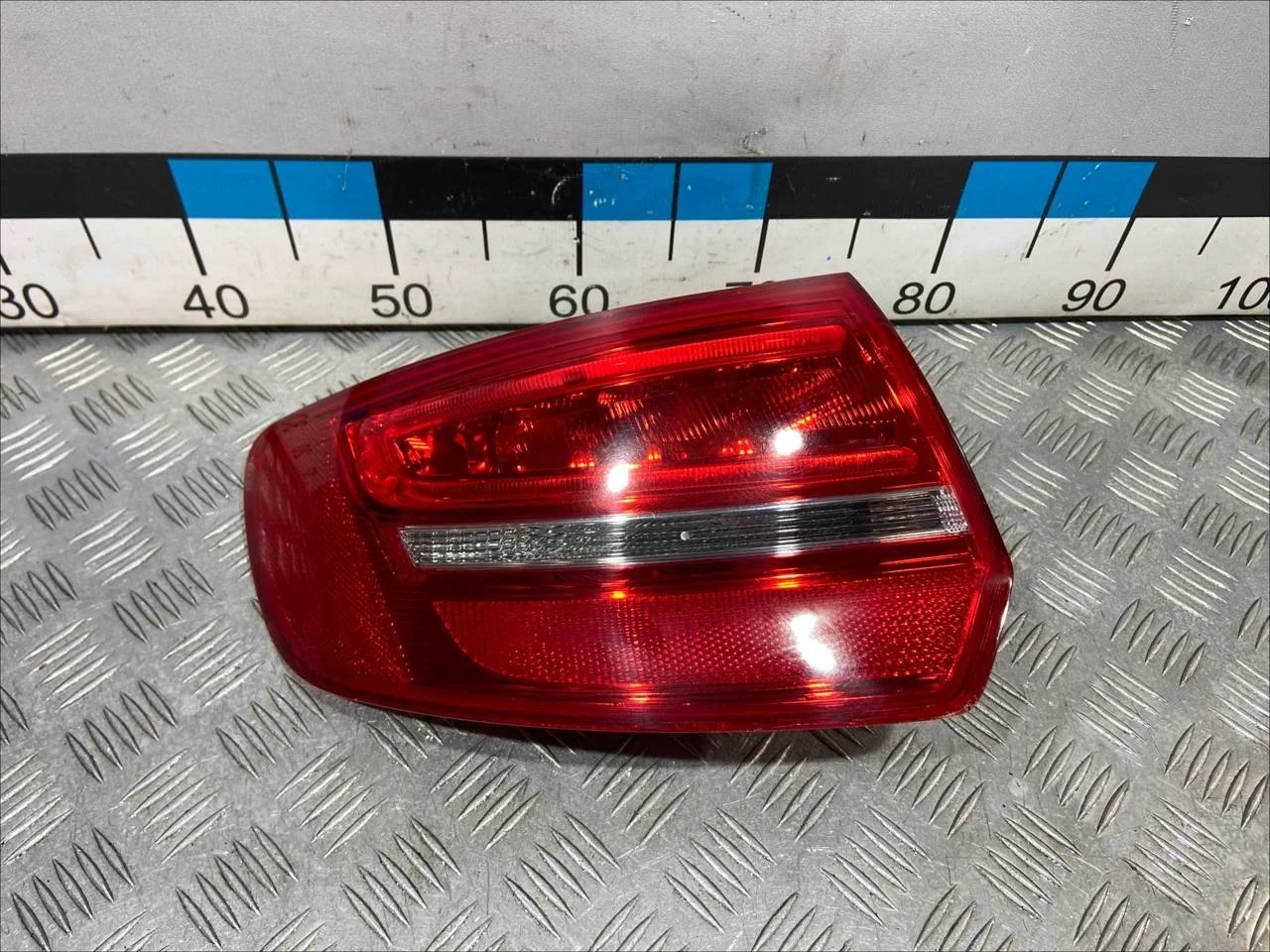 [Б/У] Фонарь задний наружный левый Audi A3 - Небольшие трещины по краям [ХОРОШЕЕ] [Код: 00661476 ]