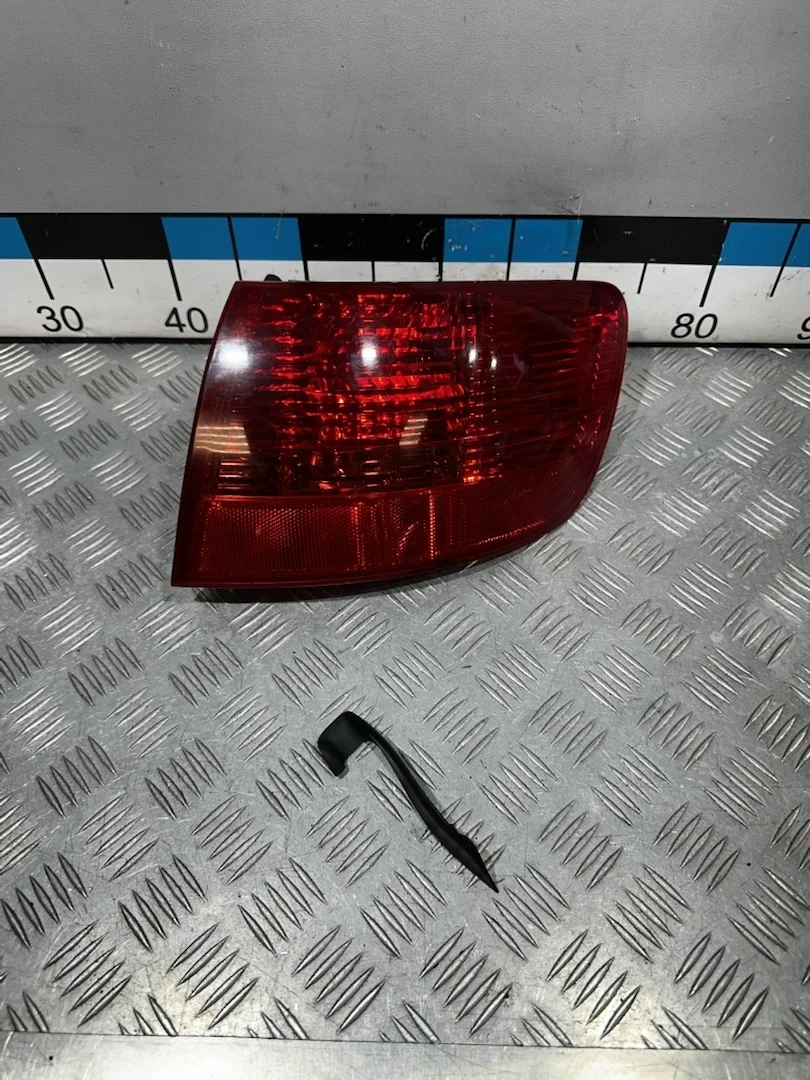 [Б/У] Фонарь задний наружный правый (универсал) Audi A6 [Код: 00300559 ]